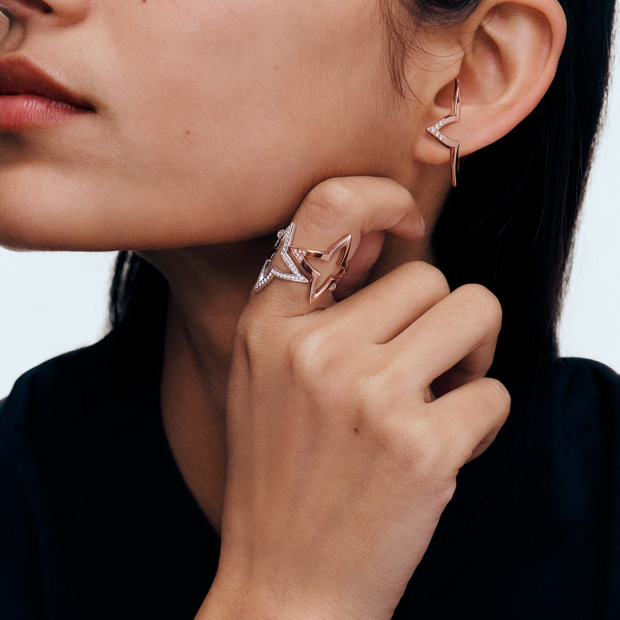  Categorías Anillos Anillo abierto Ombre Blossom en oro blanco y diamantes | Louis Vuitton ® (Ampliar producto)