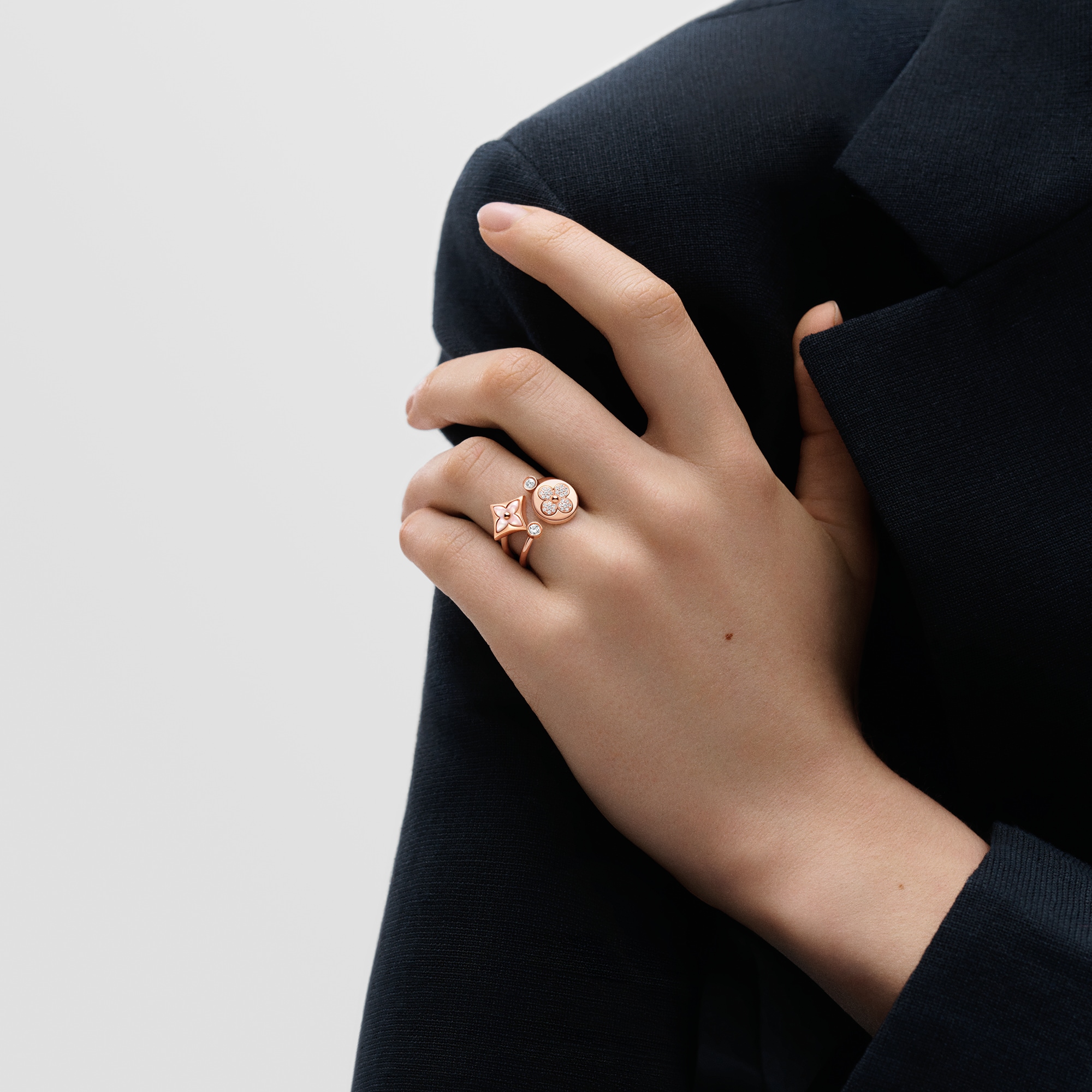  Categorías Toda la joyería fina Anillo Color Blossom Mini Star de oro rosa, nácar rosa y diamante | Louis Vuitton ® (Ampliar producto)