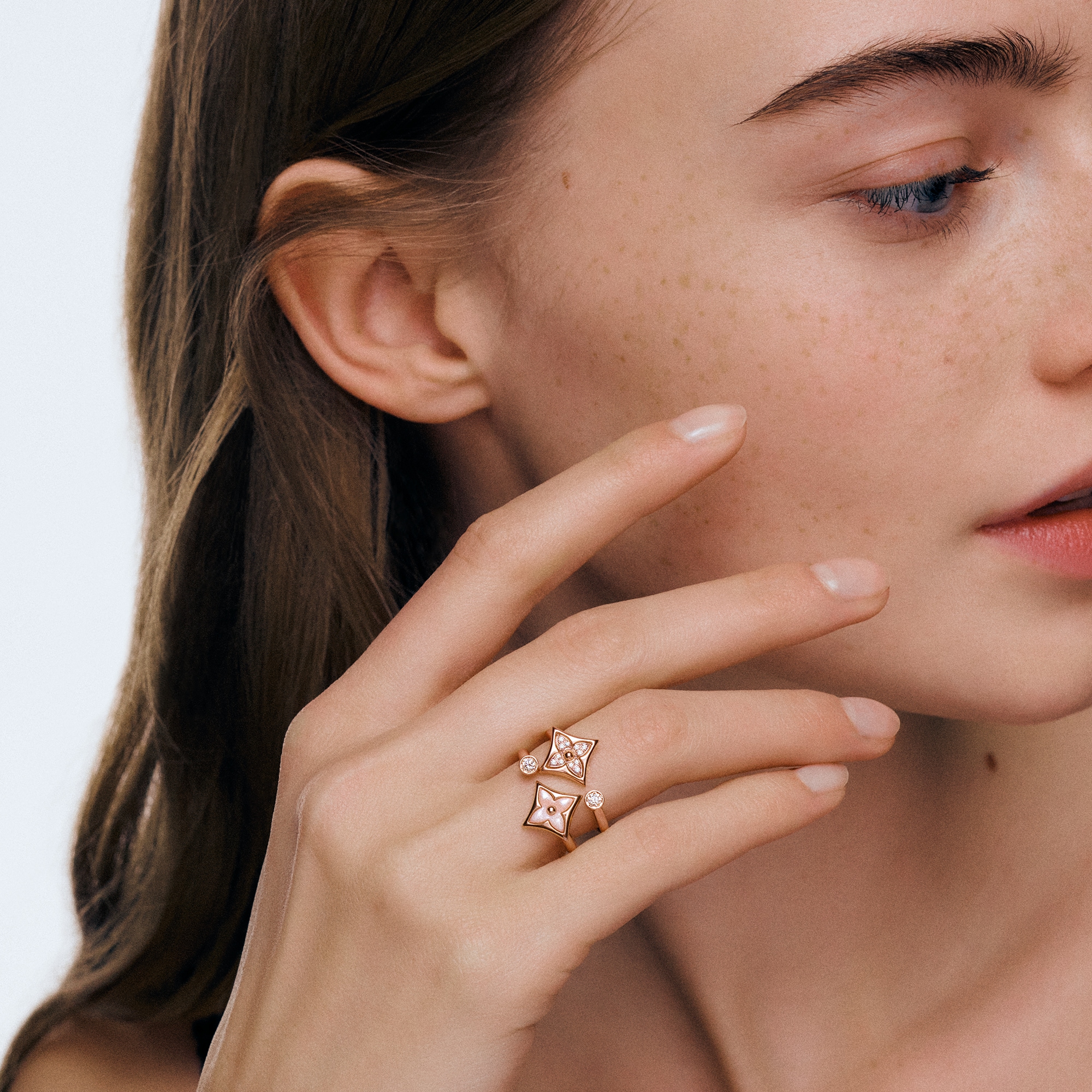  Categorías Toda la joyería fina Anillo Color Blossom Mini Star de oro rosa, nácar rosa y diamante | Louis Vuitton ® (Ampliar producto)