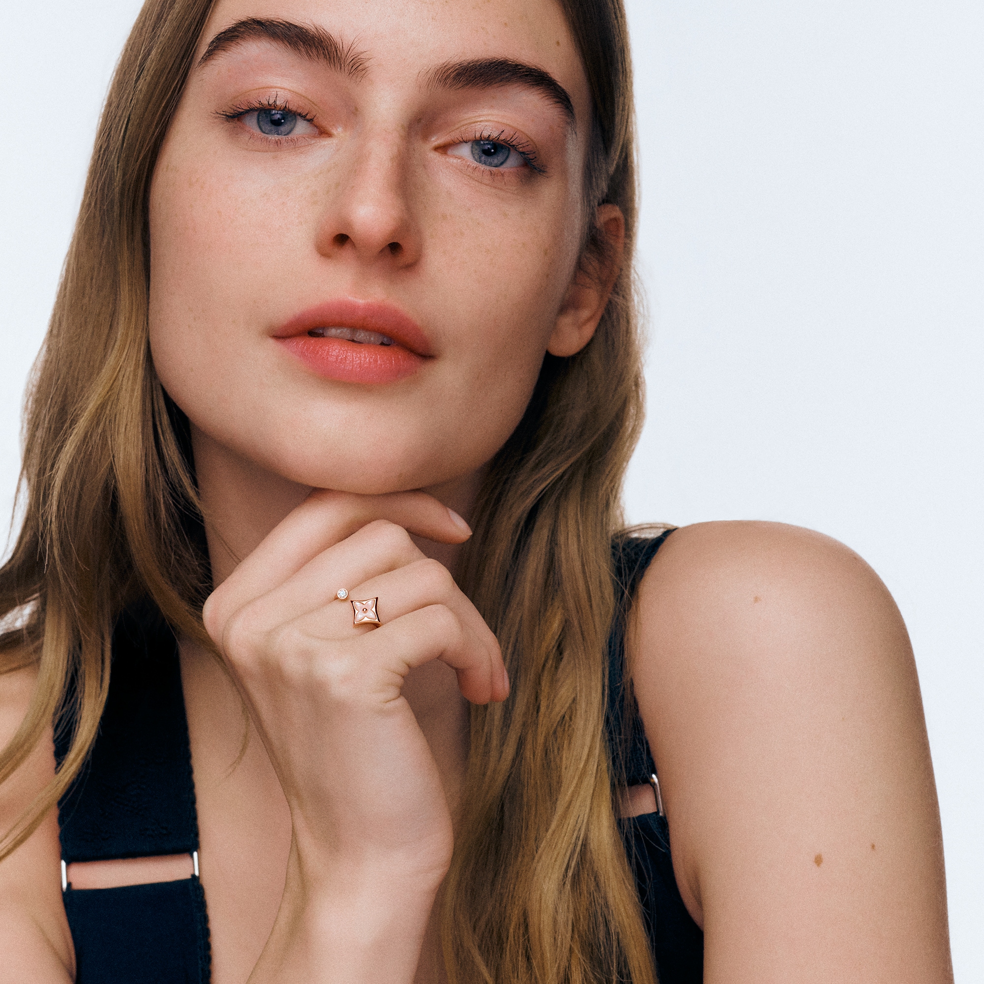  Categorías Toda la joyería fina Anillo Color Blossom Mini Star de oro rosa, nácar rosa y diamante | Louis Vuitton ® (Ampliar producto)