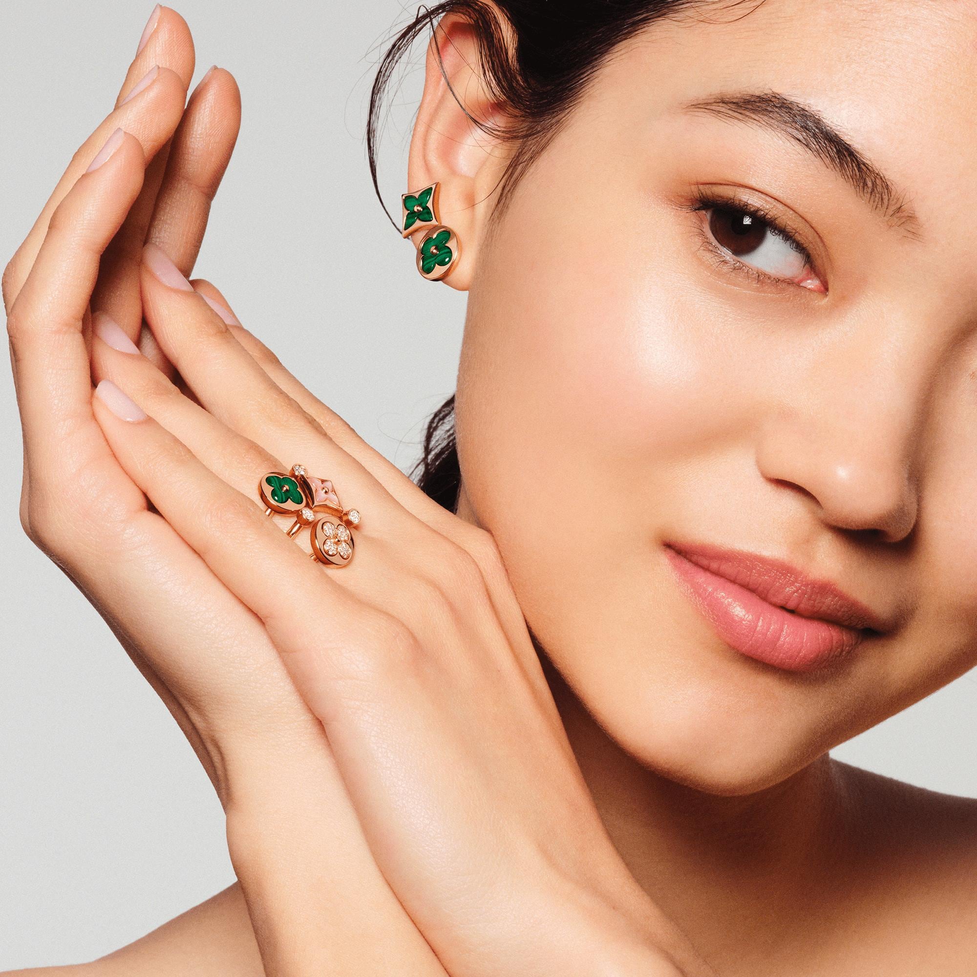  Categorías Toda la joyería fina Anillo Color Blossom Mini Sun de oro rosa, malaquita y diamante | Louis Vuitton ® (Ampliar producto)