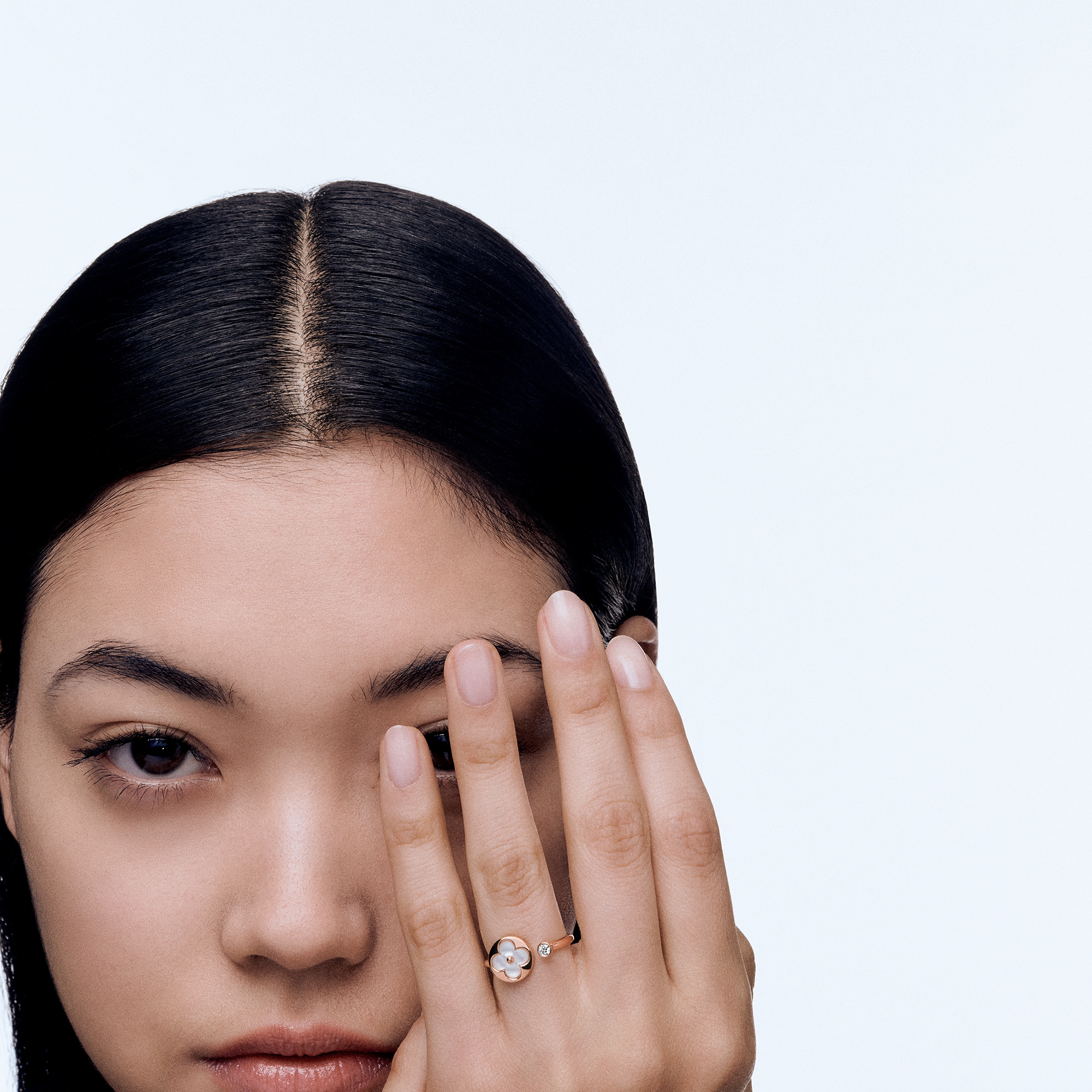  Categorías Toda la joyería fina Anillo Color Blossom Mini Sun de oro rosa, nácar blanco y diamante | Louis Vuitton ® (Ampliar producto)