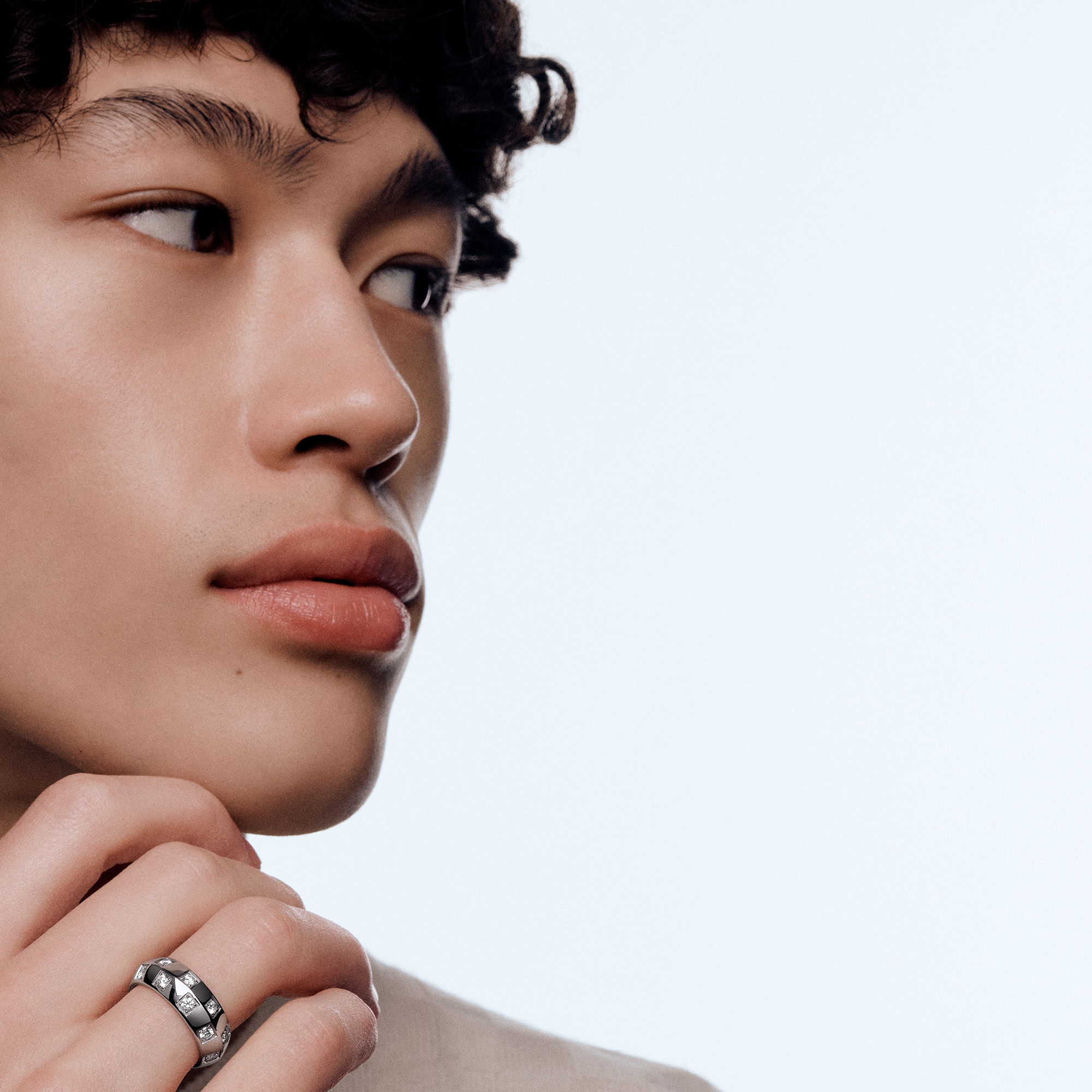  Categorías Anillos Anillo grande Le Damier de Louis Vuitton de oro blanco y diamantes | Louis Vuitton ® (Ampliar producto)