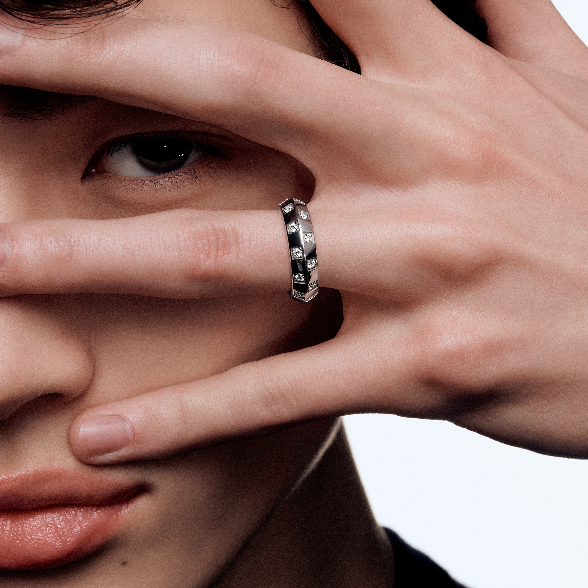  Categorías Anillos Anillo Le Damier de Louis Vuitton de oro blanco y diamantes | Louis Vuitton ® (Ampliar producto)