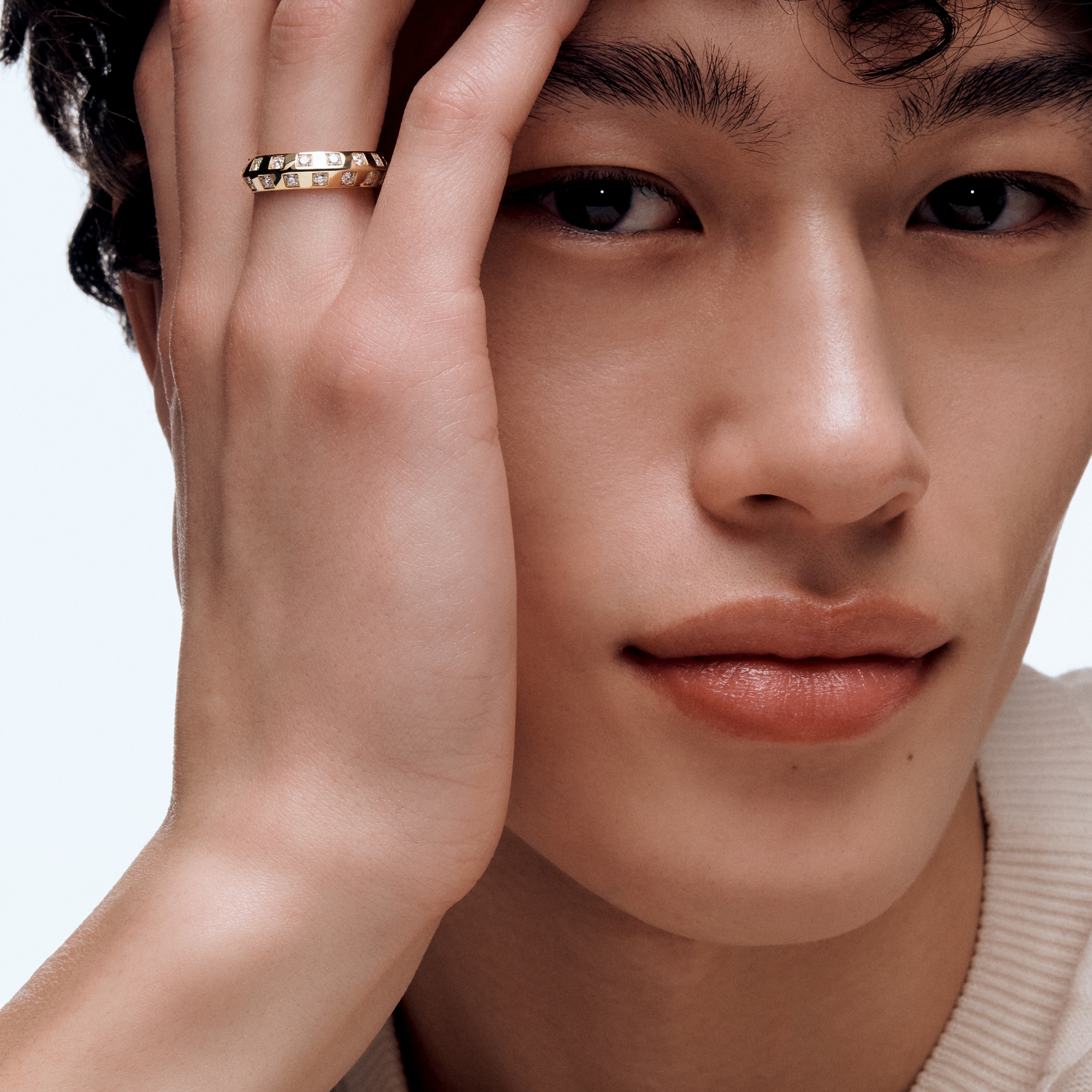  Categorías Anillos Anillo mediano Le Damier de Louis Vuitton de oro amarillo y diamantes | Louis Vuitton ® (Ampliar producto)