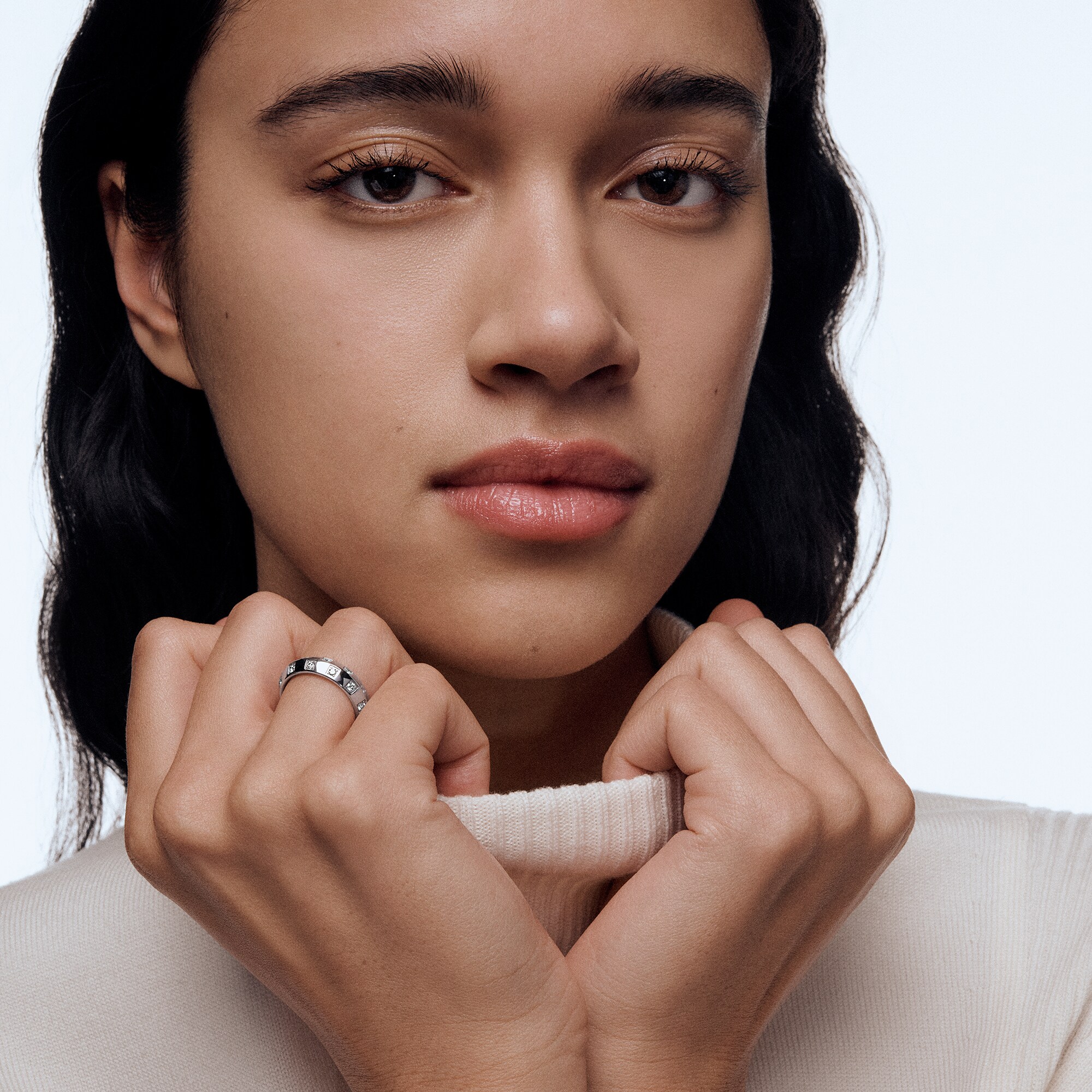  Categorías Anillos Anillo mediano Le Damier de Louis Vuitton de oro blanco y diamantes | Louis Vuitton ® (Ampliar producto)