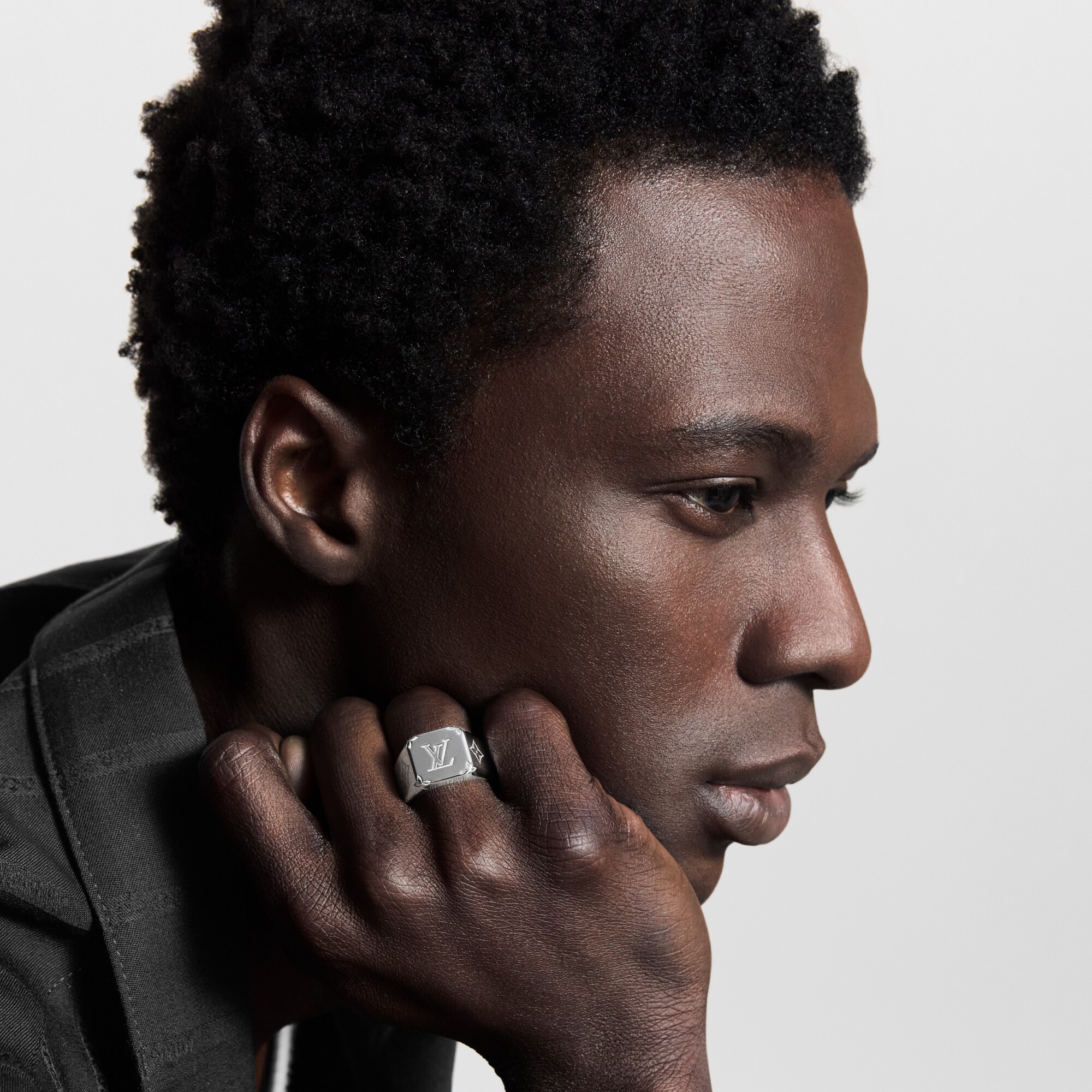 S00 Bisutería Toda la  Bisutería Anillo Monogram Signet | Louis Vuitton ® (Ampliar producto)