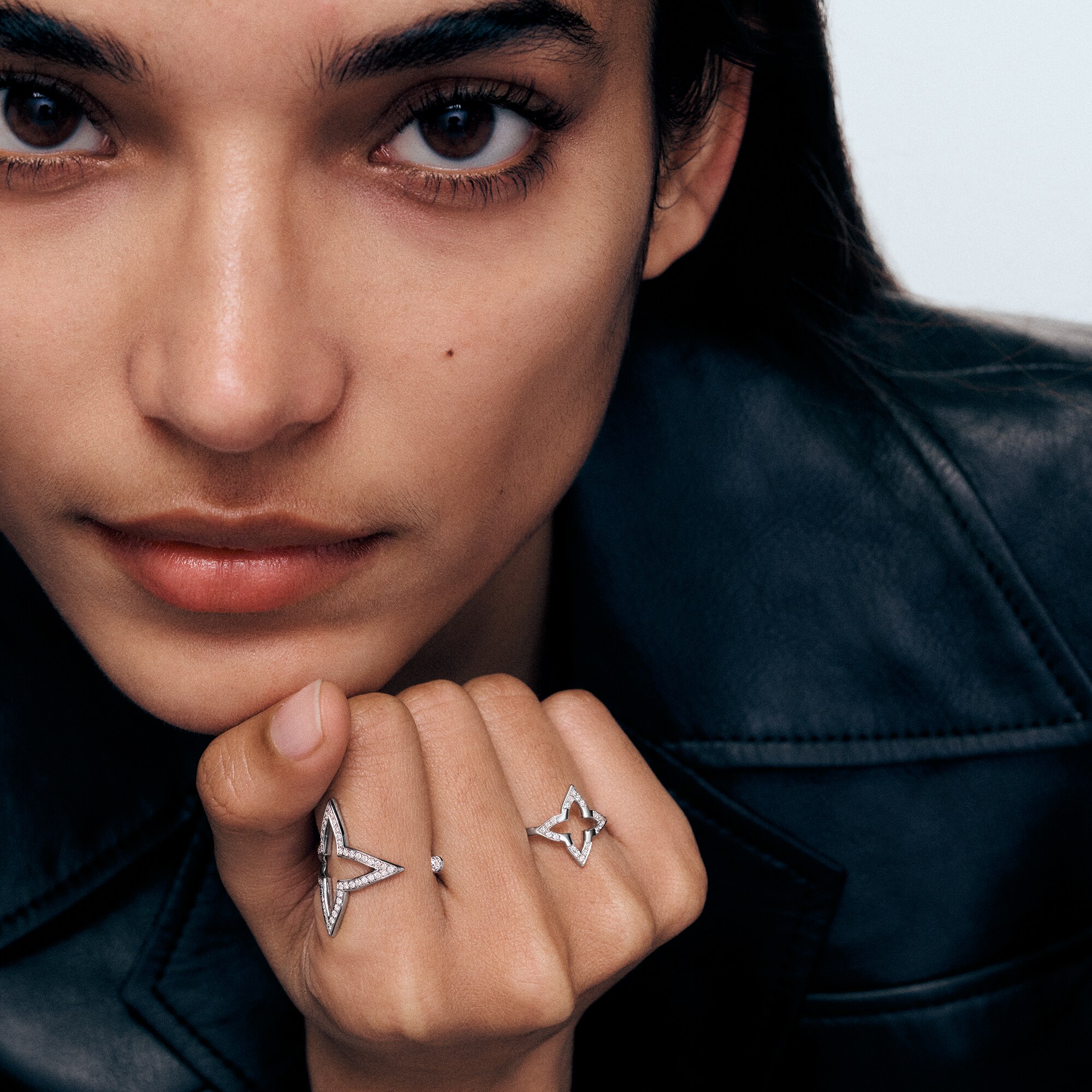  Categorías Anillos Anillo Ombre Blossom en oro blanco y diamantes | Louis Vuitton ® (Ampliar producto)