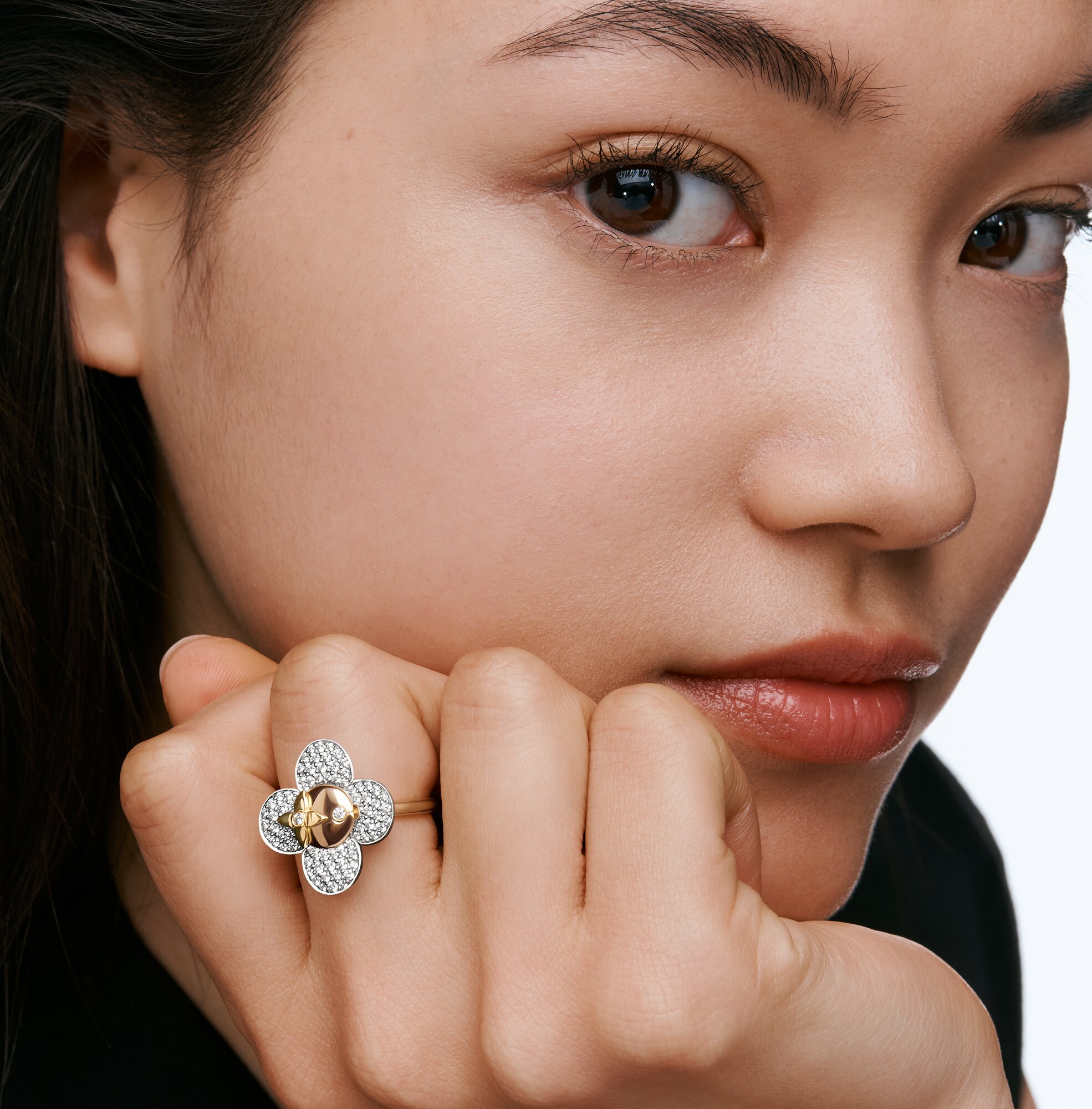  Categorías Anillos Anillo Vivienne de tres tipos de oro y diamantes | Louis Vuitton ® (Ampliar producto)