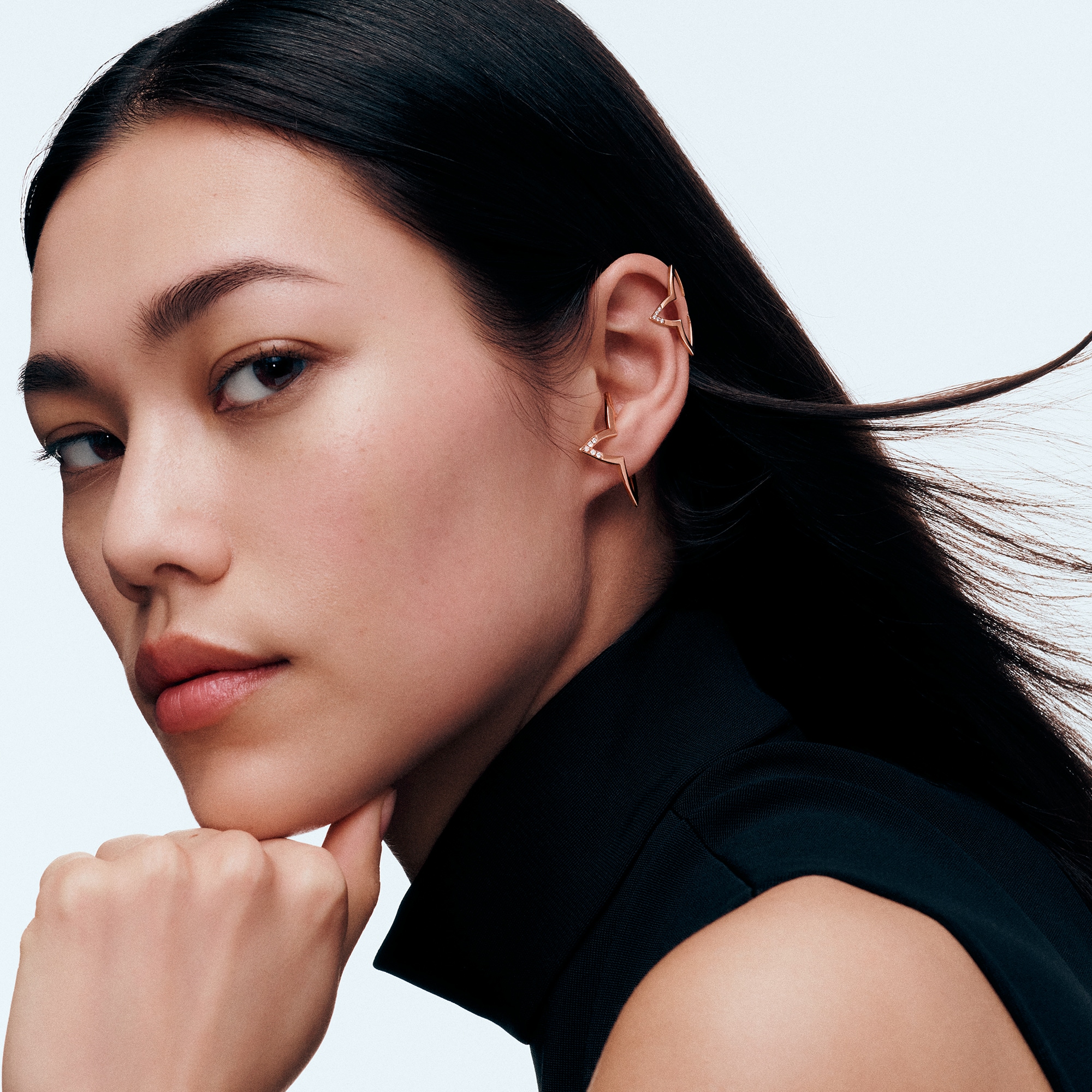  Categorías Aretes Arete de aro superpuesto Ombre Blossom en oro rosa y diamantes | Louis Vuitton ® (Ampliar producto)