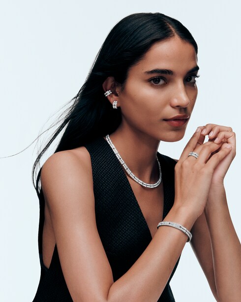 Categorías Aretes Arete de aro Tumbler en oro blanco con diamantes | Louis Vuitton ®