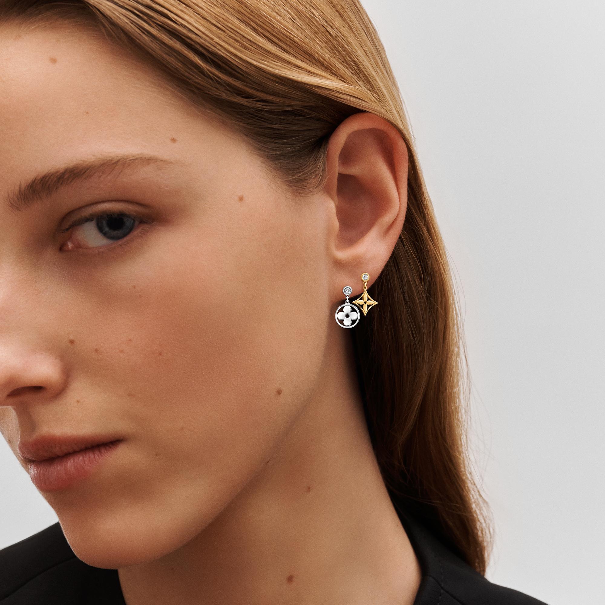  Categorías Aretes Arete de botón Idylle Blossom de oro blanco y diamante (unidad) | Louis Vuitton ® (Ampliar producto)