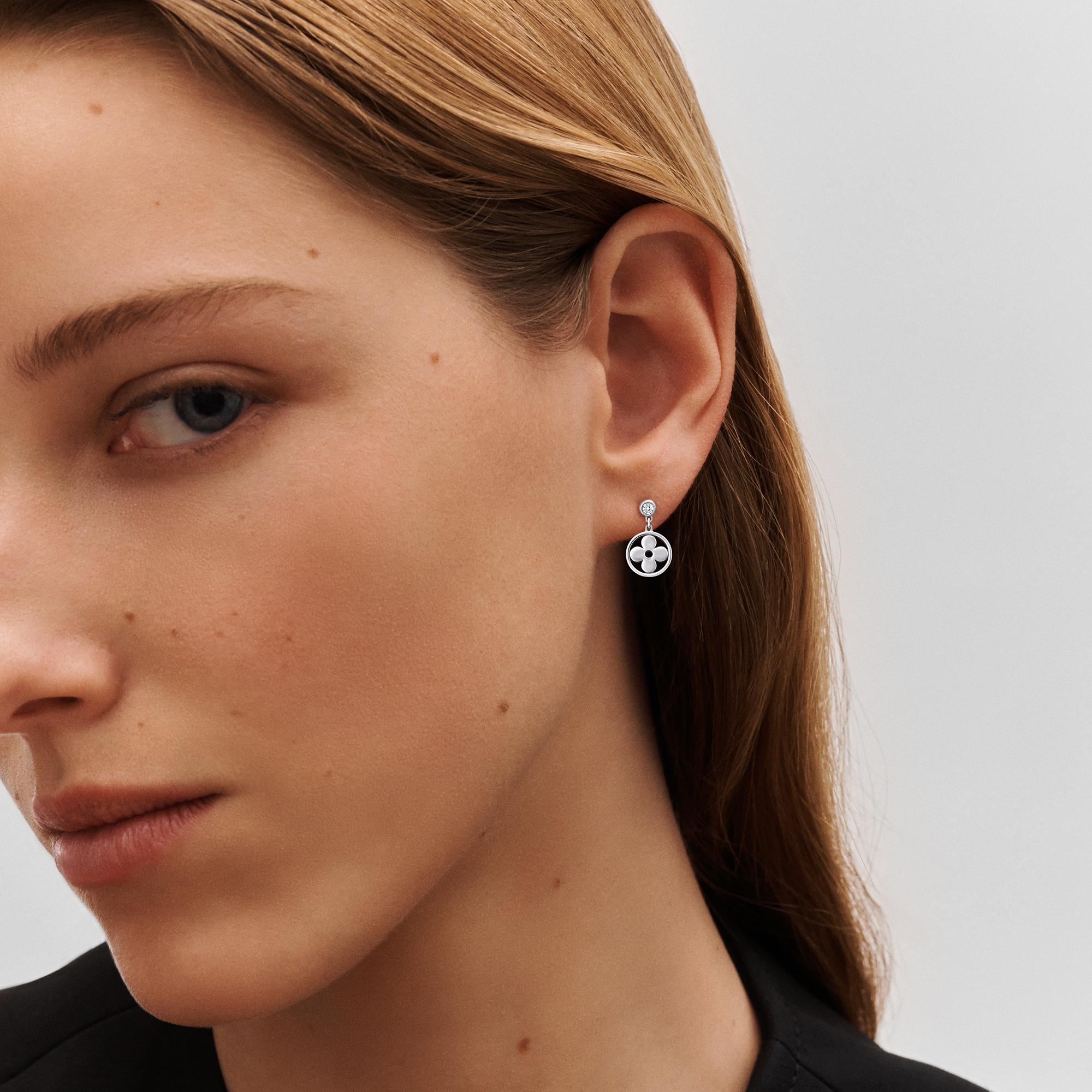  Categorías Aretes Arete de botón Idylle Blossom de oro blanco y diamante (unidad) | Louis Vuitton ® (Ampliar producto)