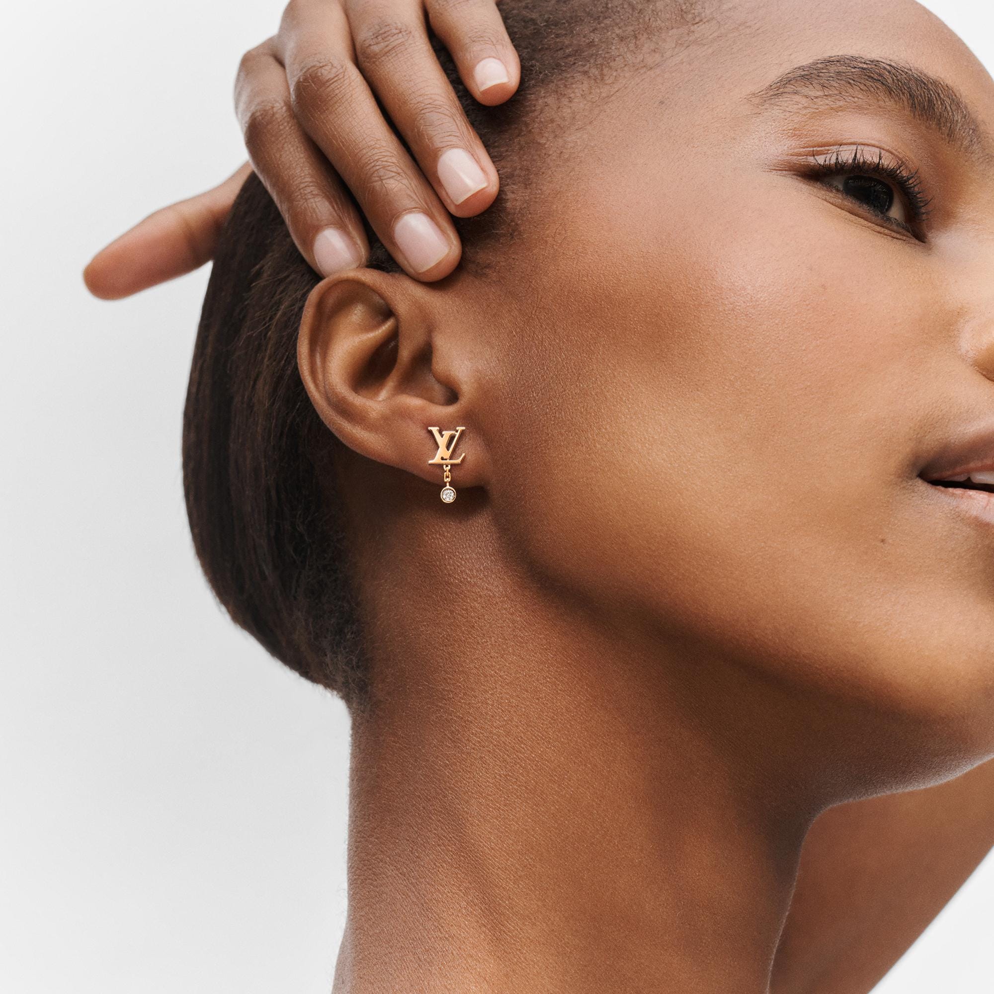  Categorías Toda la joyería fina Arete de botón Idylle Blossom LV de oro rosa y diamante (unidad) | Louis Vuitton ® (Ampliar producto)