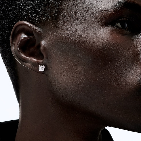 Colecciones Les Gastons Vuitton Arete de botón Trunk Les Gastons Vuitton en oro blanco y diamantes | Louis Vuitton ® (Ampliar producto)