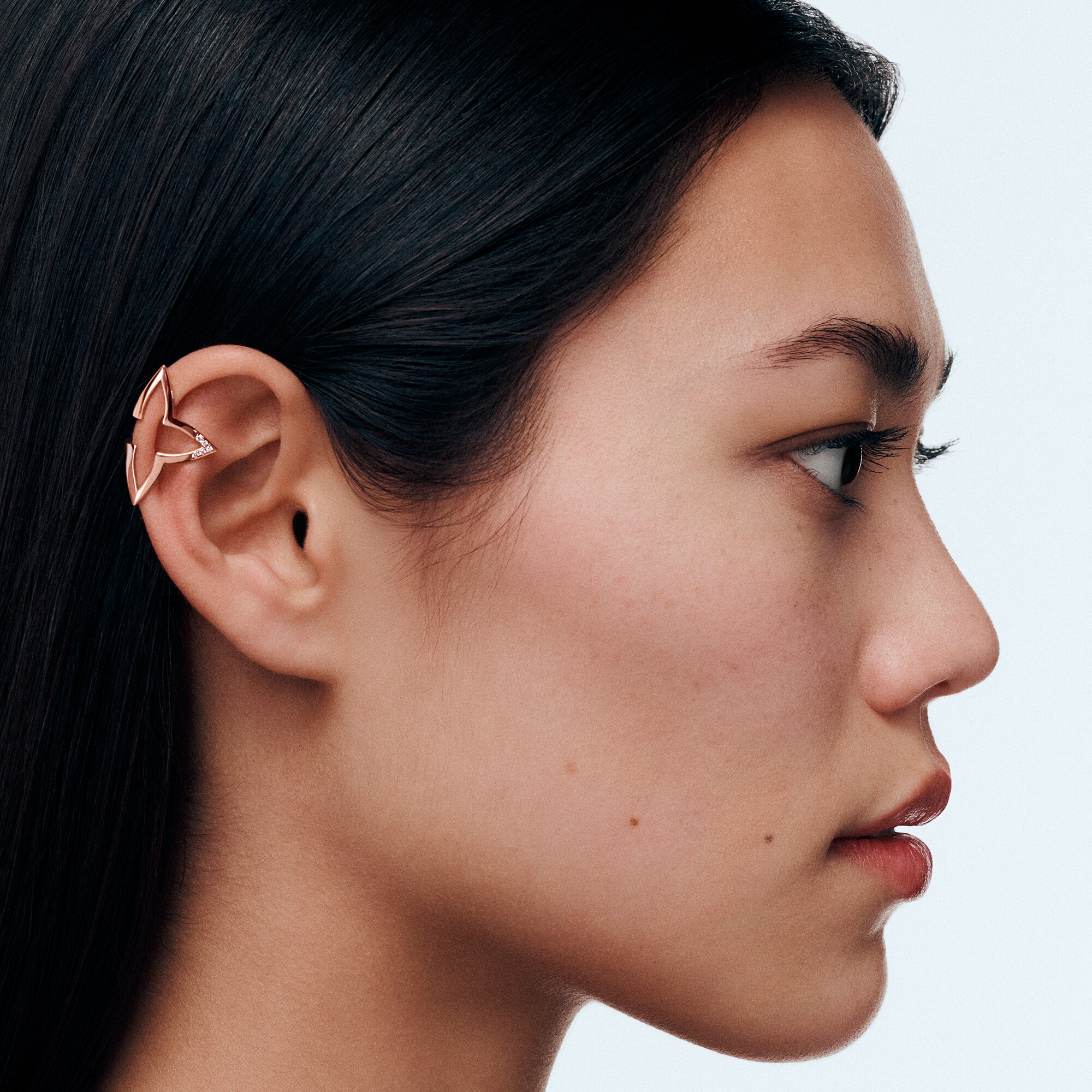  Categorías Aretes Arete earcuff Ombre Blossom en oro rosa y diamantes | Louis Vuitton ® (Ampliar producto)