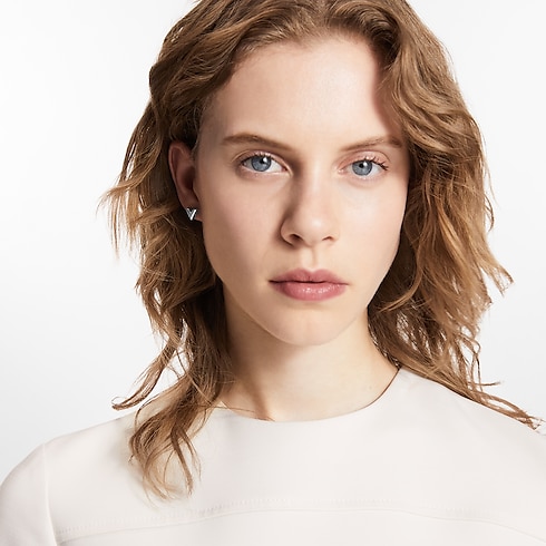 S00 Bisutería Toda la Bisutería Aretes de botón Essential V | Louis Vuitton ® (Ampliar producto)