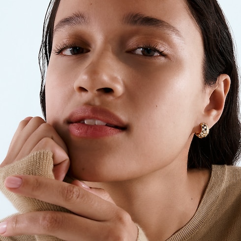 Categorías Aretes Aretes Le Damier de Louis Vuitton de oro amarillo y diamantes | Louis Vuitton ® (Ampliar producto)