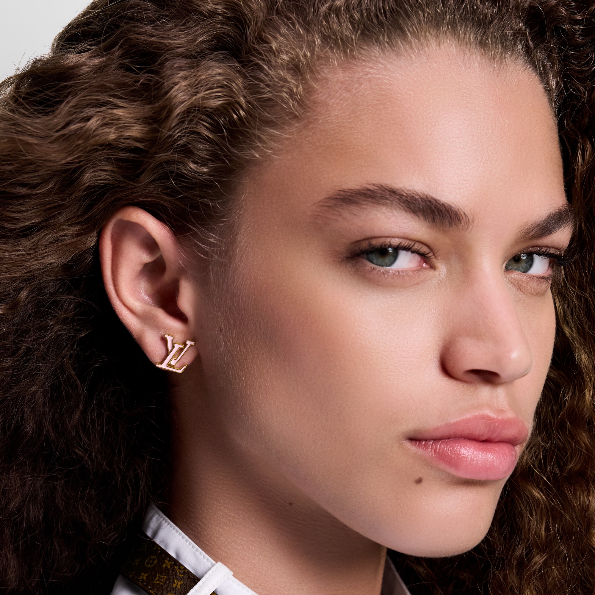 S00 Bisutería Aretes Aretes LV Iconic con acabado esmaltado | Louis Vuitton ® (Ampliar producto)