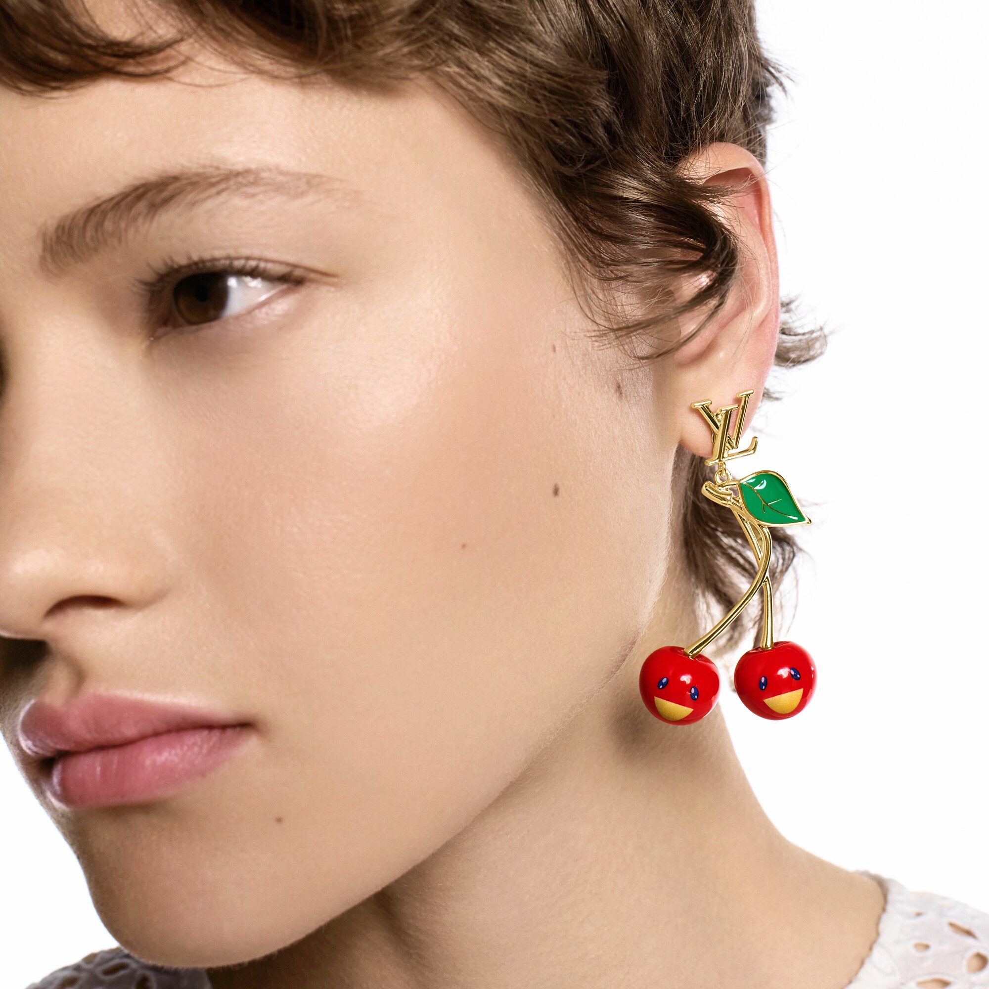 S00 Bisutería Aretes Aretes LV x TM Cerise | Louis Vuitton ® (Ampliar producto)