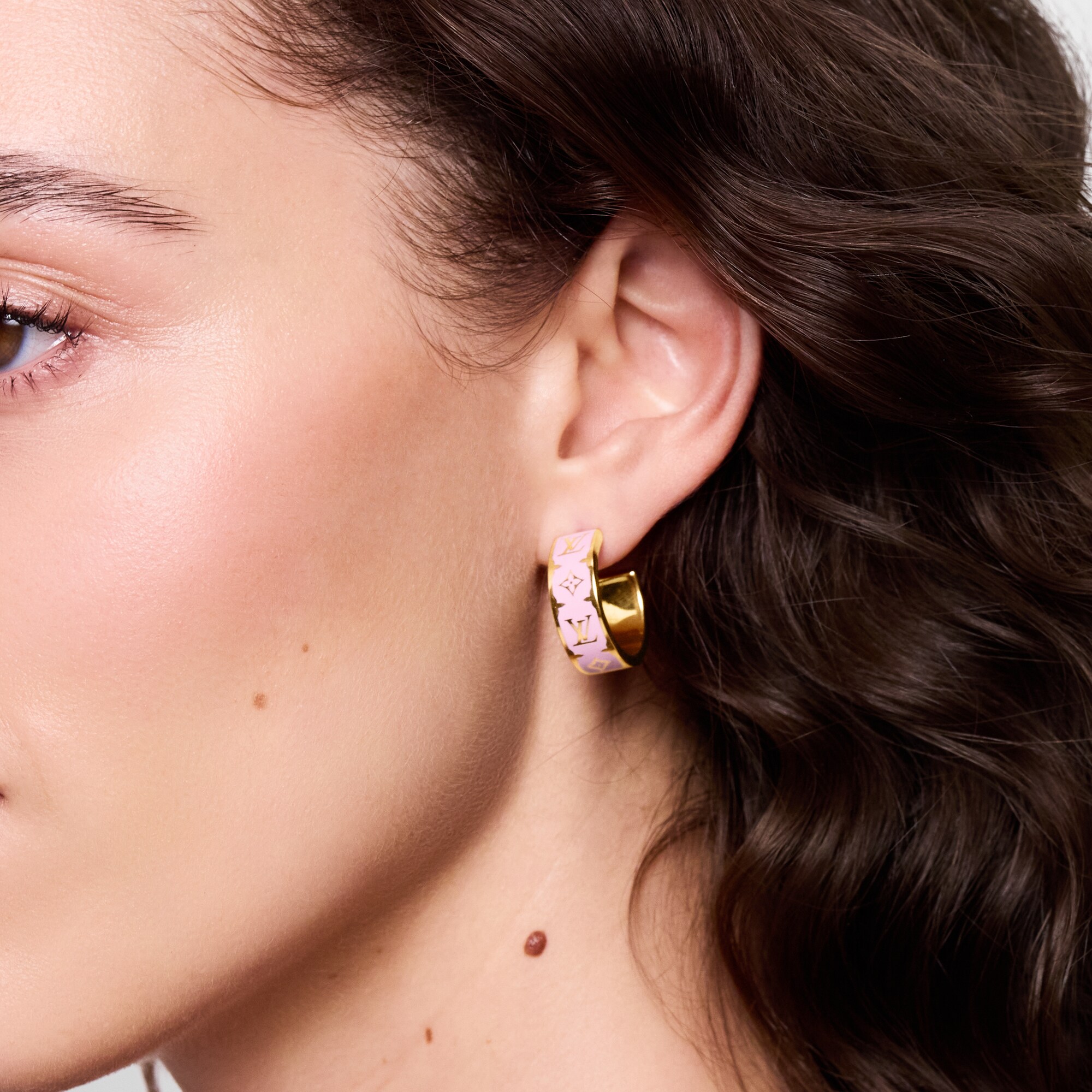 S00 Bisutería Aretes Aretes Nanograma Enamel | Louis Vuitton ® (Ampliar producto)