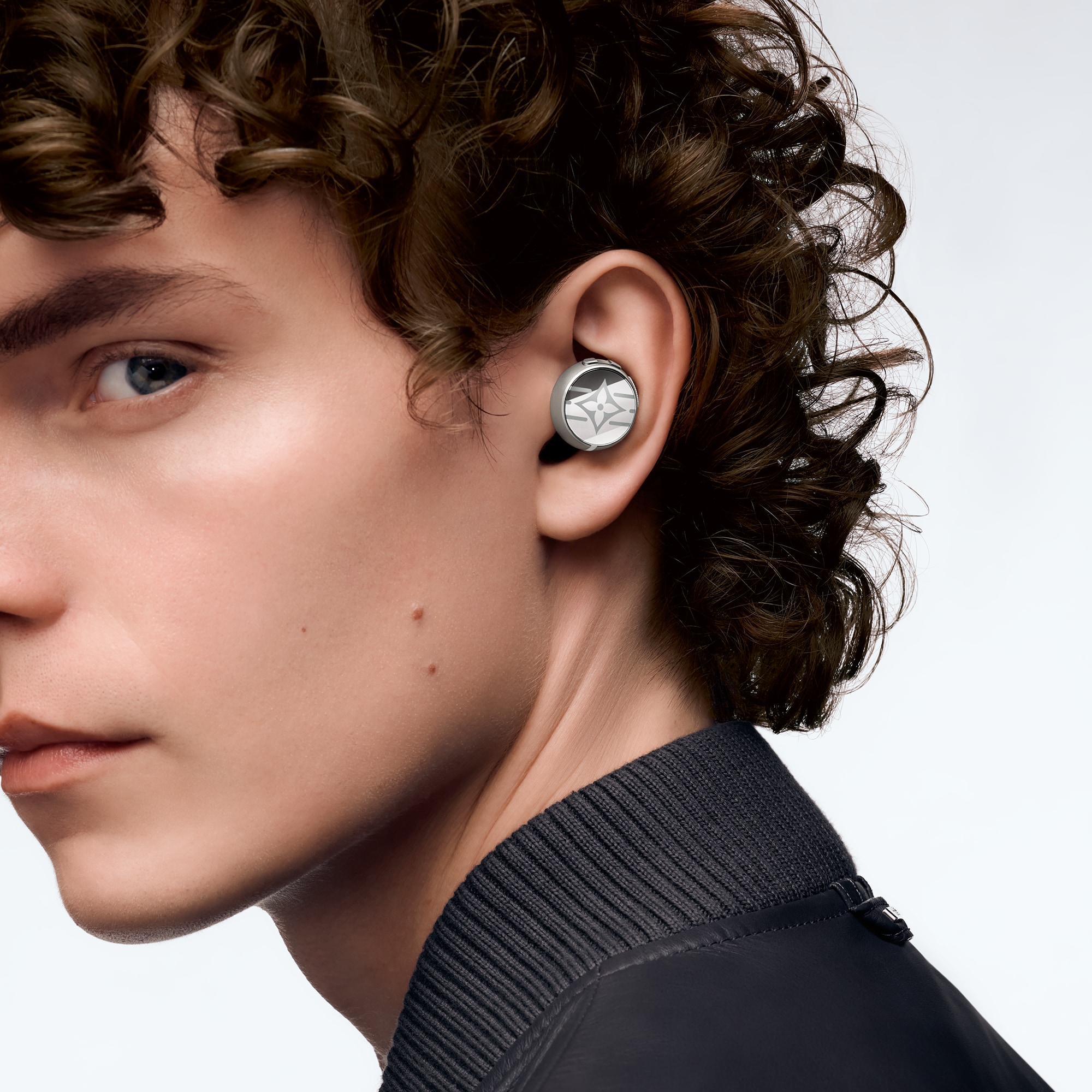  Artículos de tecnología Audio, relojes conectados y accesorios Audífonos Louis Vuitton Horizon Light Up | Louis Vuitton ® (Ampliar producto)