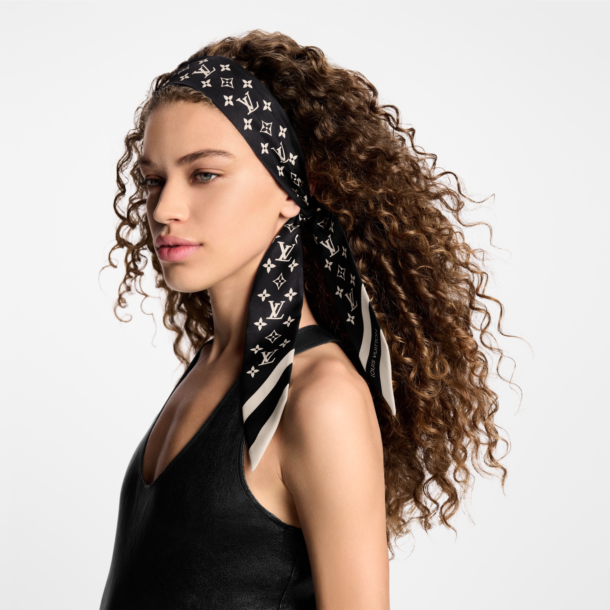S00 Accesorios Pañuelos de seda y bandanas Bandana Monograma Silhouette BB | Louis Vuitton ® (Ampliar producto)