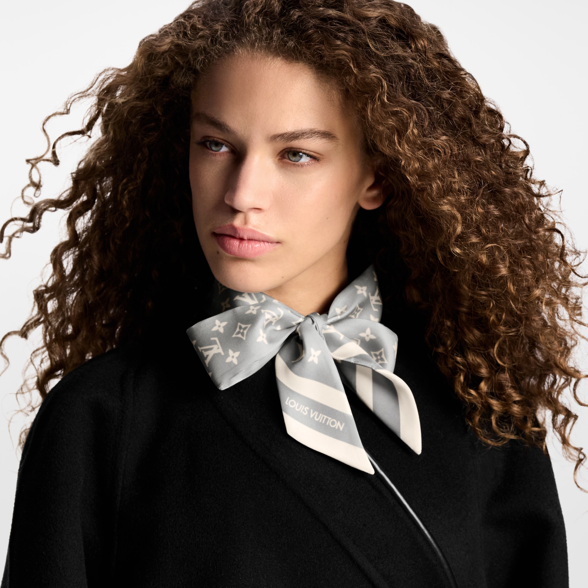 S00 Accesorios Pañuelos de seda y bandanas Bandana Monograma Silhouette BB | Louis Vuitton ® (Ampliar producto)