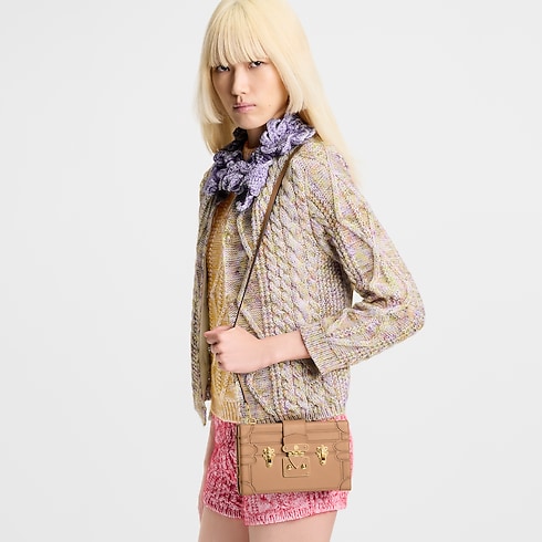 H27 Bolsas de mano Todas las bolsas de mano Bolsa Petite Malle Silhouette | Louis Vuitton ® (Ampliar producto)