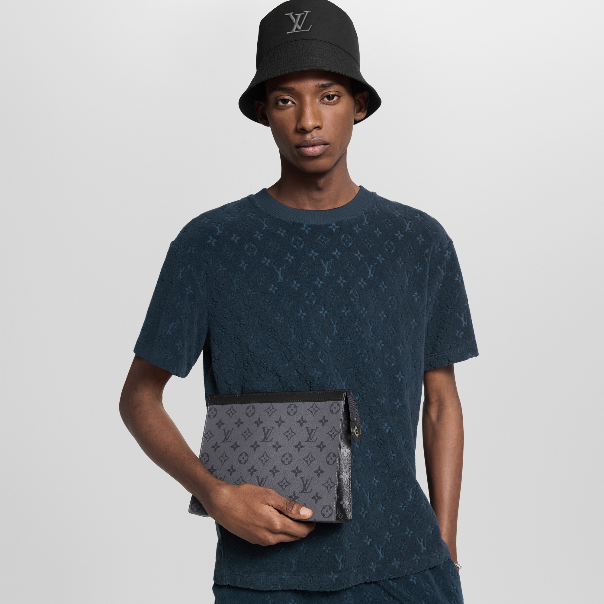 Monogram Eclipse Carteras y artículos de piel pequeños Todas las carteras y los artículos de piel pequeños Bolsa Pochette Voyage MM | Louis Vuitton ® (Ampliar producto)