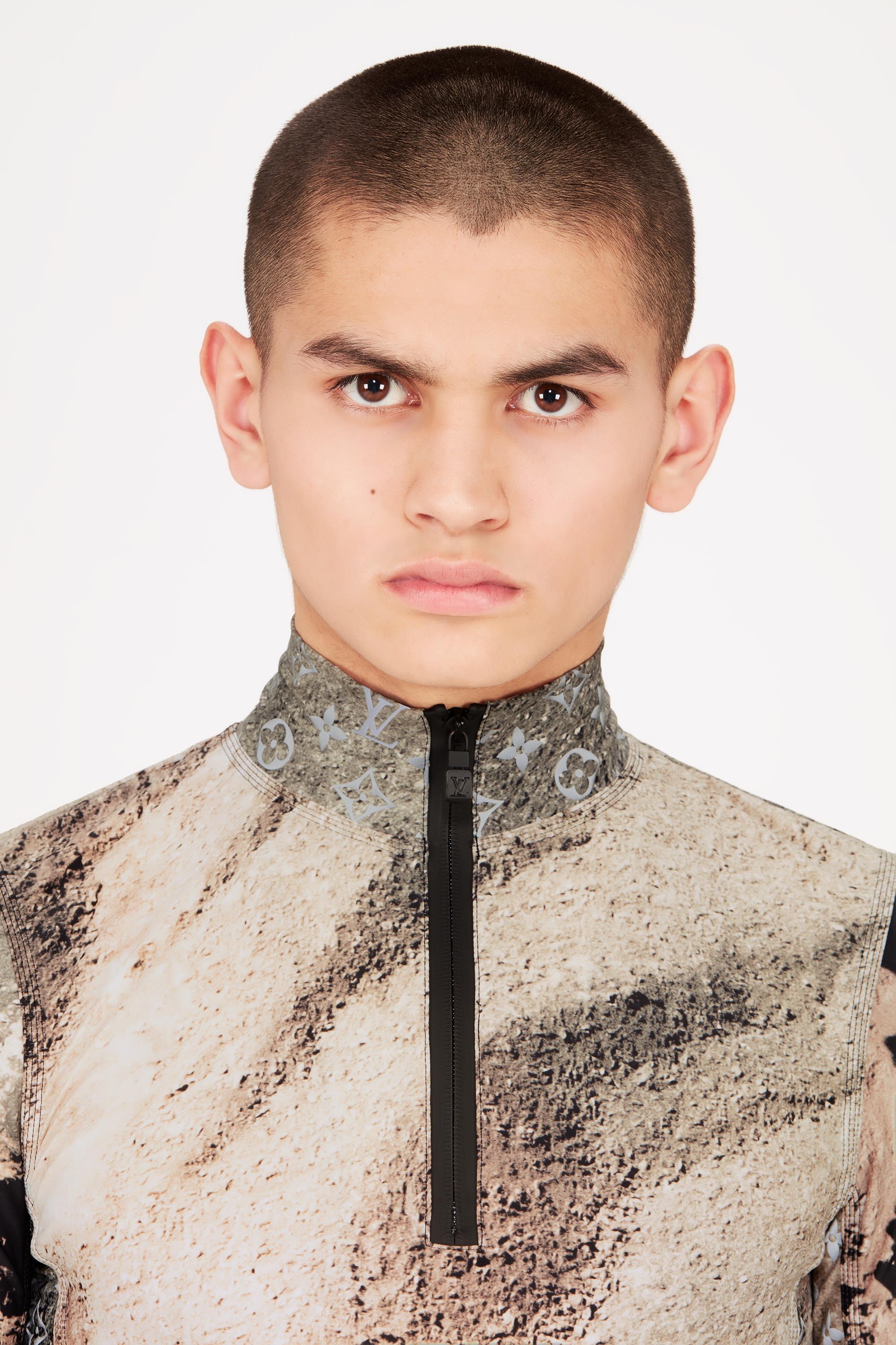  Ready to Wear Camisetas y camisas tipo polo Camiseta con estampado Monogram reflectante y semicremallera | Louis Vuitton ® (Ampliar producto)