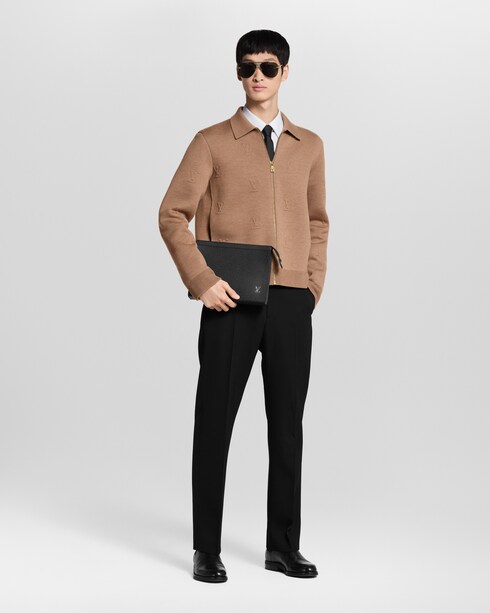 Cuir Taïga For Him } Pochette Voyage | Louis Vuitton ®