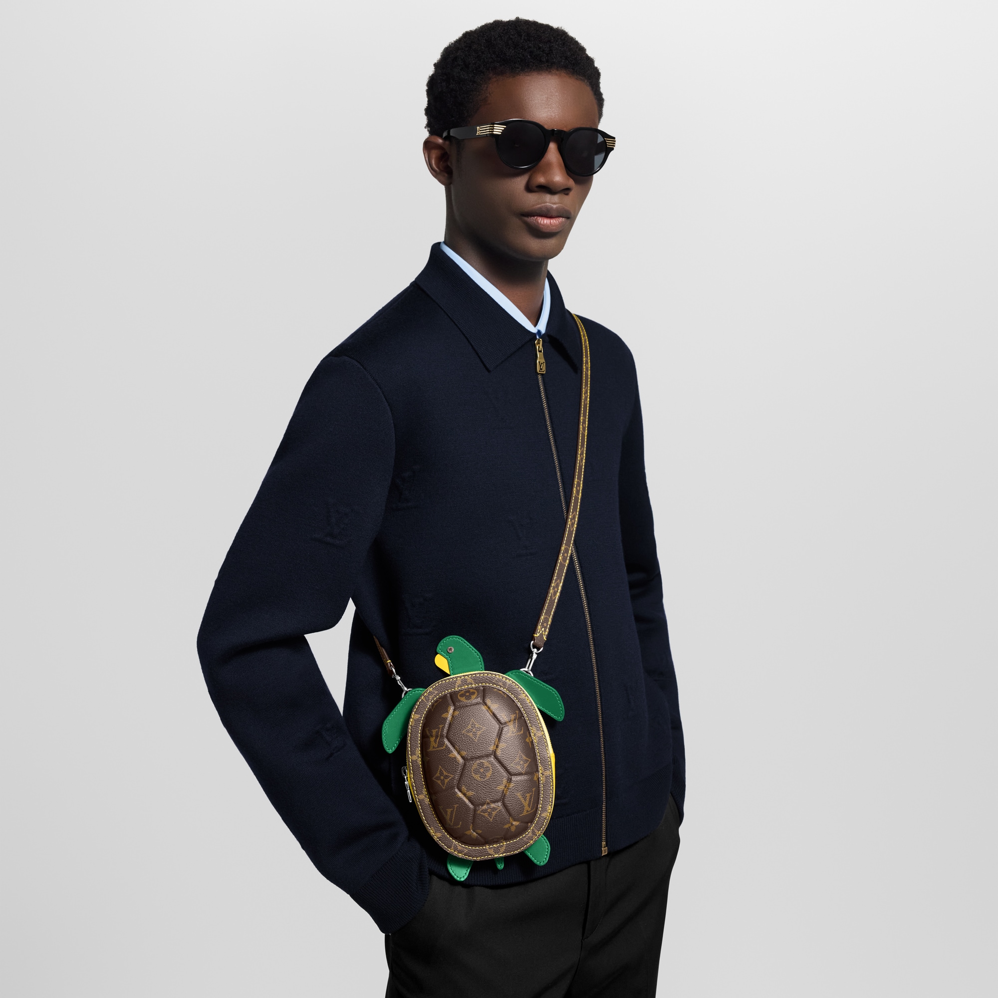 Other Monogram Canvas Carteras y artículos de piel pequeños Bolsas pequeñas Cartera LV Turtle Wearable | Louis Vuitton ® (Ampliar producto)