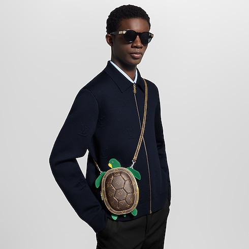 Other Monogram Canvas Carteras y artículos de piel pequeños Bolsas pequeñas Cartera LV Turtle Wearable | Louis Vuitton ® (Ampliar producto)