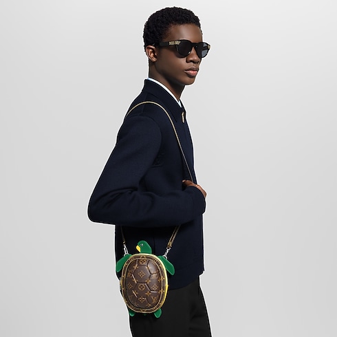 Other Monogram Canvas Carteras y artículos de piel pequeños Bolsas pequeñas Cartera LV Turtle Wearable | Louis Vuitton ® (Ampliar producto)