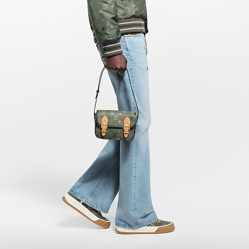 Monogram otro Carteras y artículos de piel pequeños Bolsas pequeñas Cartera Satchel con correa | Louis Vuitton ® (Ampliar producto)