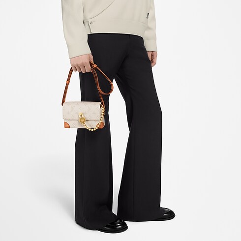 Monogram otro Carteras y artículos de piel pequeños Bolsas pequeñas Cartera Steamer con cadena | Louis Vuitton ® (Ampliar producto)