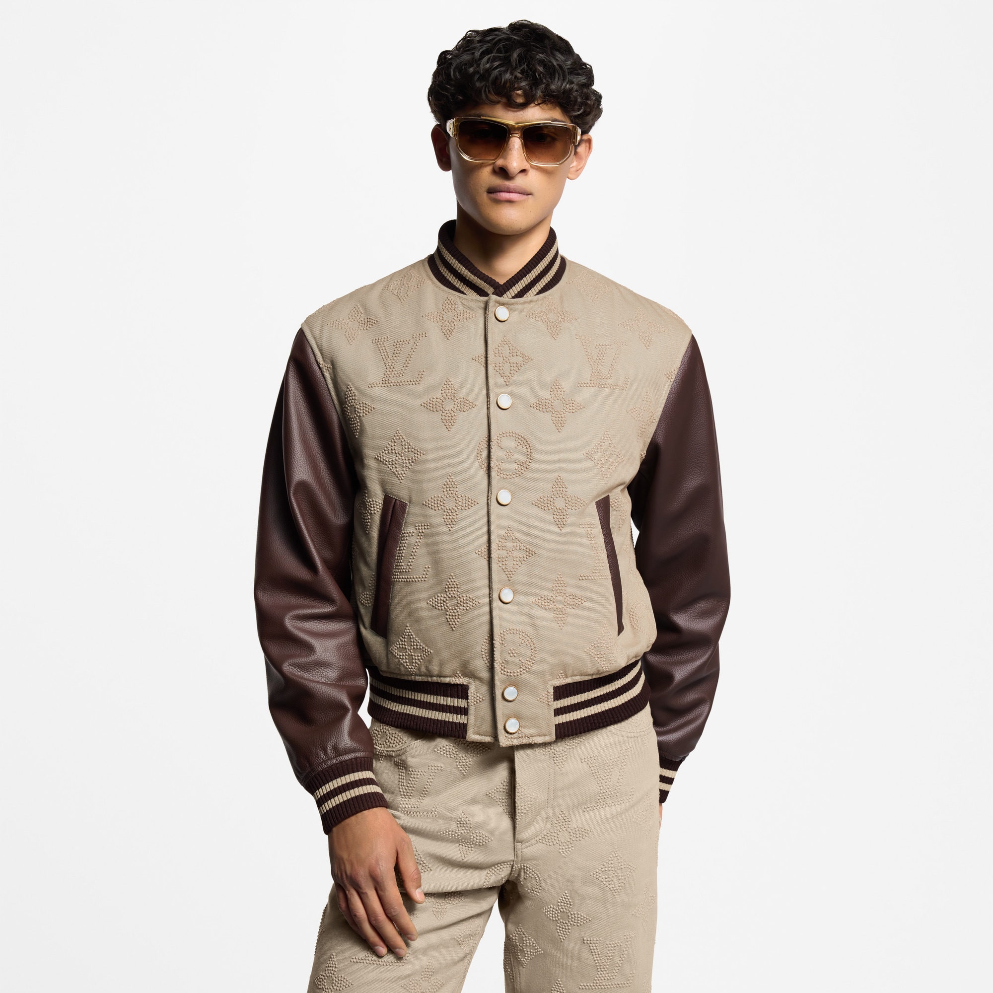  Ready to Wear Cazadoras y abrigos Chamarra universitaria con Monograma grabado | Louis Vuitton ® (Ampliar producto)