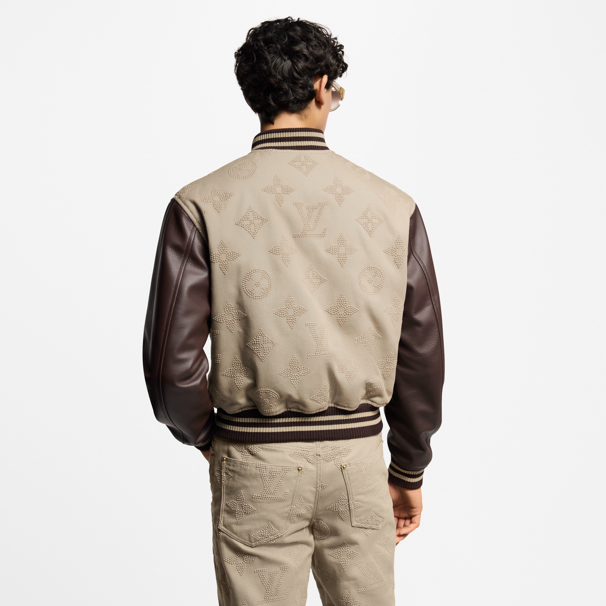  Ready to Wear Cazadoras y abrigos Chamarra universitaria con Monograma grabado | Louis Vuitton ® (Ampliar producto)