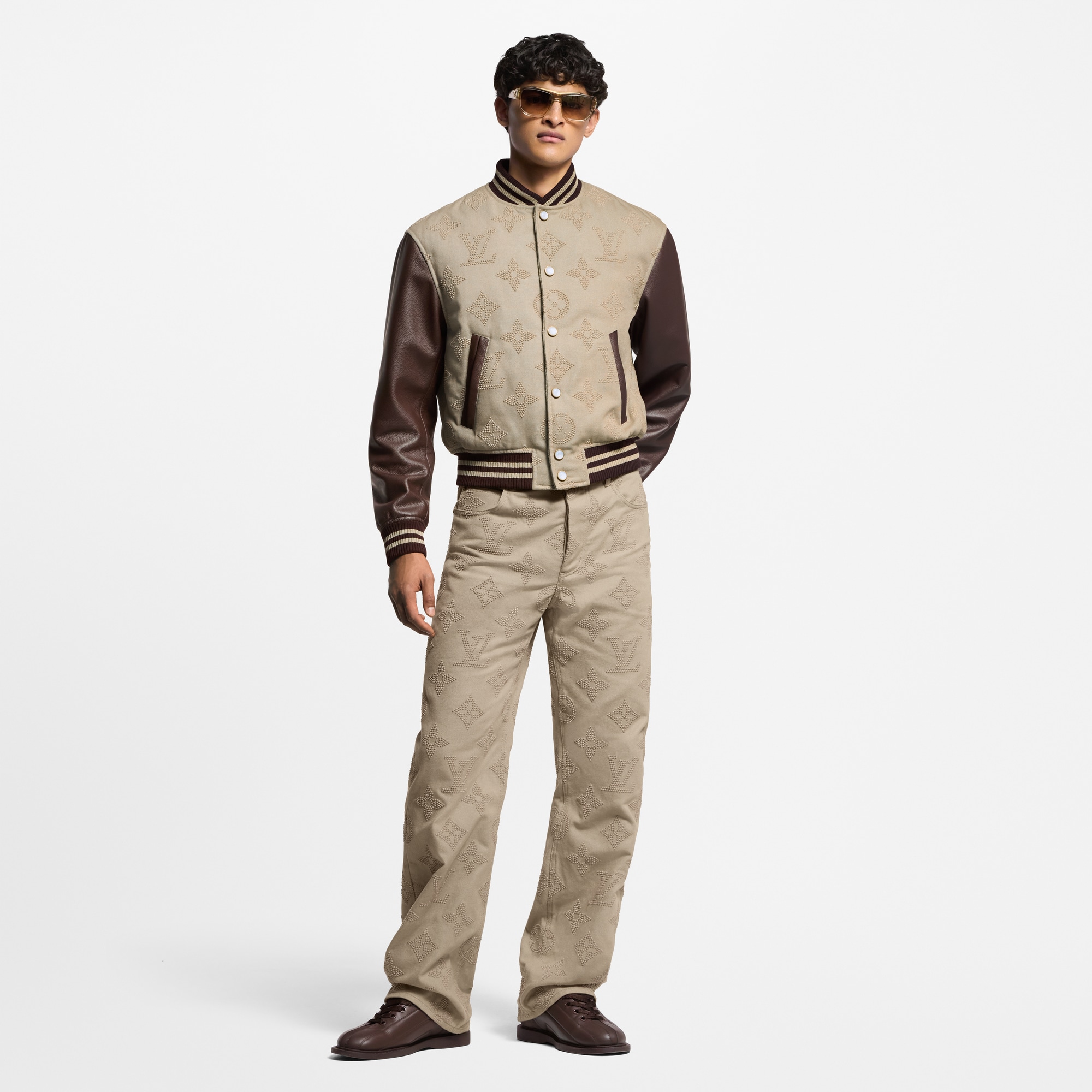  Ready to Wear Cazadoras y abrigos Chamarra universitaria con Monograma grabado | Louis Vuitton ® (Ampliar producto)