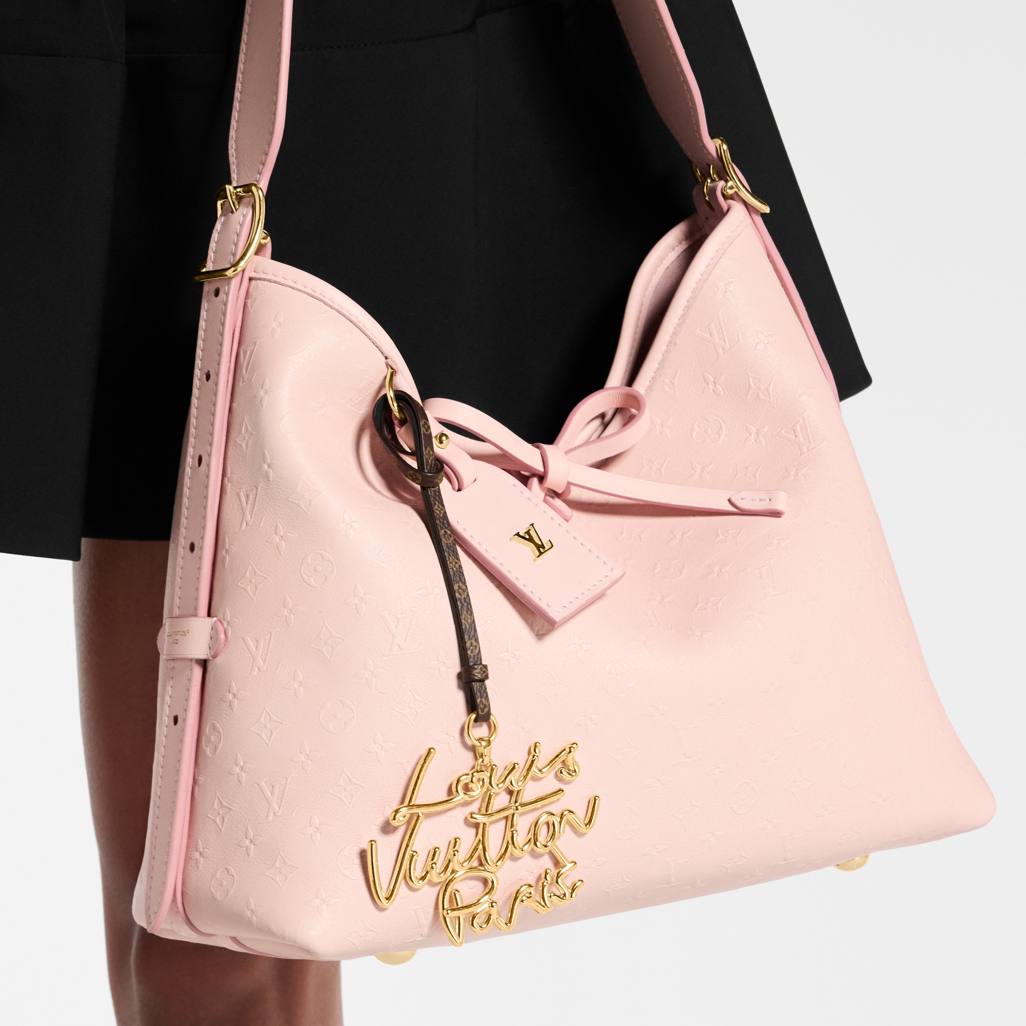 S00 Accesorios Llaveros y charms  Charm para bolsa LV Lettering | Louis Vuitton ® (Ampliar producto)