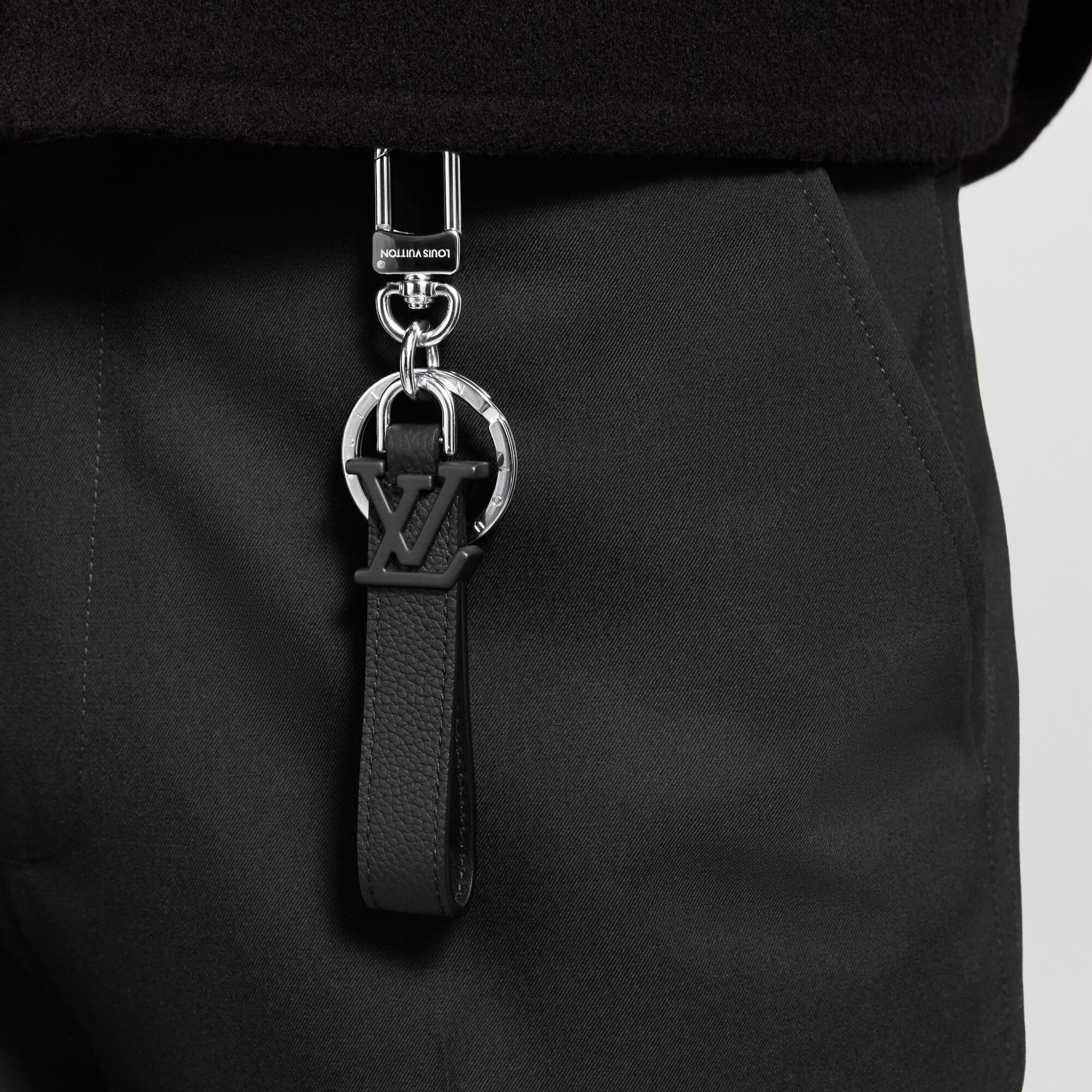 S00 Accesorios Llaveros y charms  Charm para bolsa y llavero LV Aerogram | Louis Vuitton ® (Ampliar producto)
