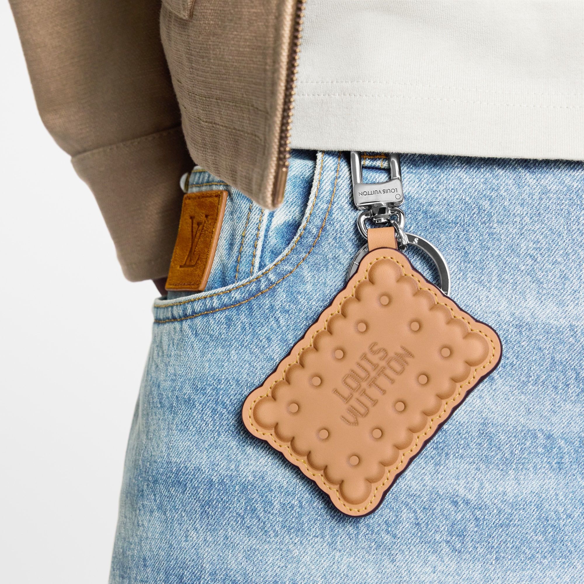 S00 Accesorios Llaveros y charms  Charm para bolsa y llavero LV Biscuit | Louis Vuitton ® (Ampliar producto)