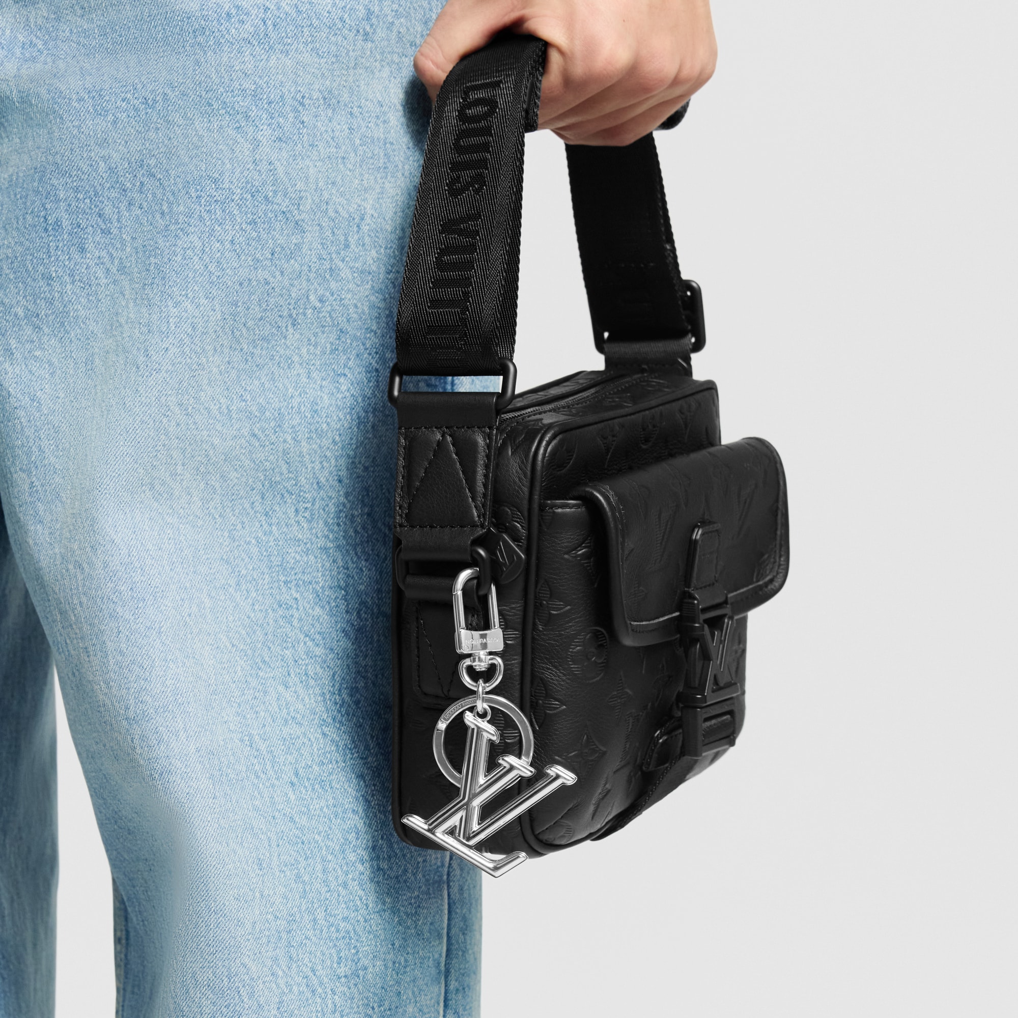 S00 Accesorios Llaveros y charms  Charm para bolsa y llavero LV Dimension | Louis Vuitton ® (Ampliar producto)