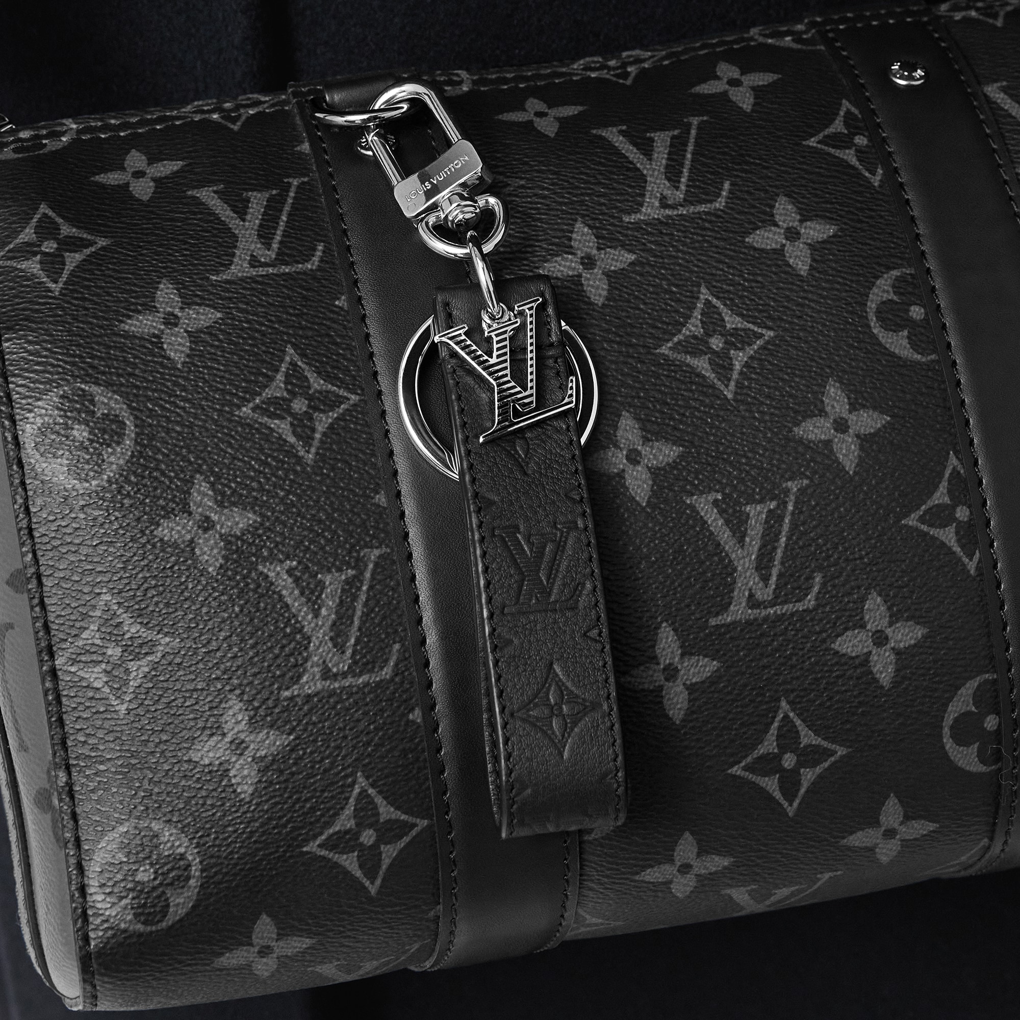 S00 Accesorios Llaveros y charms  Charm para bolsa y llavero LV Shadow Dragonne | Louis Vuitton ® (Ampliar producto)