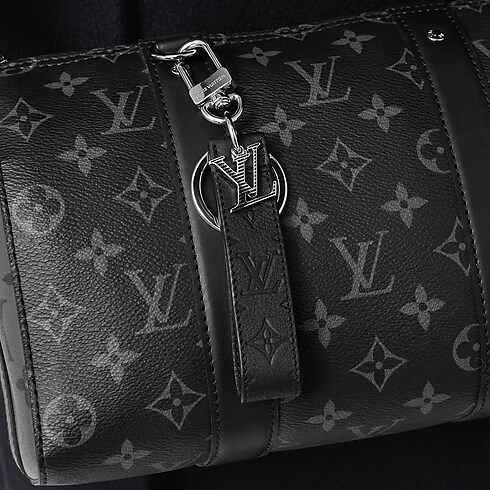 S00 Accesorios Llaveros y Charms Charm para bolsa y llavero LV Shadow Dragonne | Louis Vuitton ® (Ampliar producto)