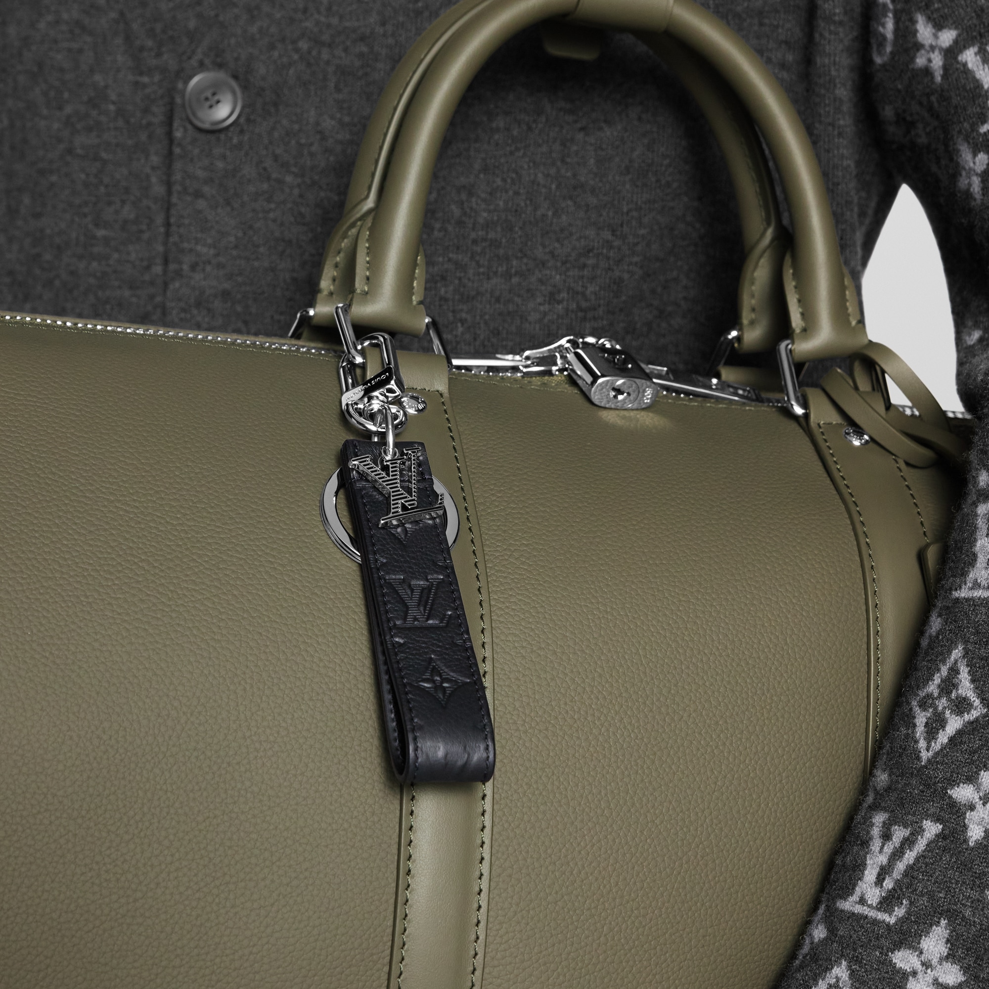 S00 Accesorios Llaveros y charms  Charm para bolsa y llavero LV Shadow Dragonne | Louis Vuitton ® (Ampliar producto)