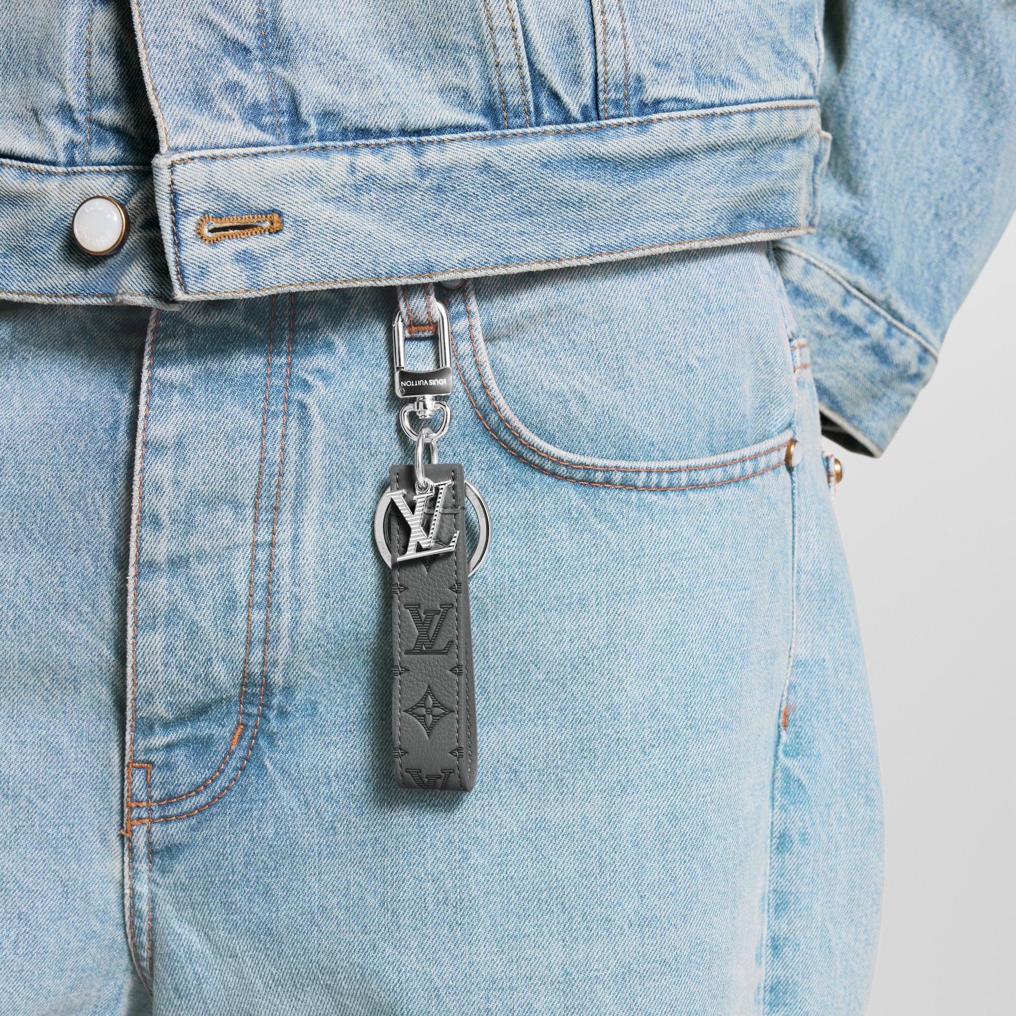 S00 Accesorios Llaveros y charms  Charm para bolsa y llavero LV Shadow Dragonne | Louis Vuitton ® (Ampliar producto)