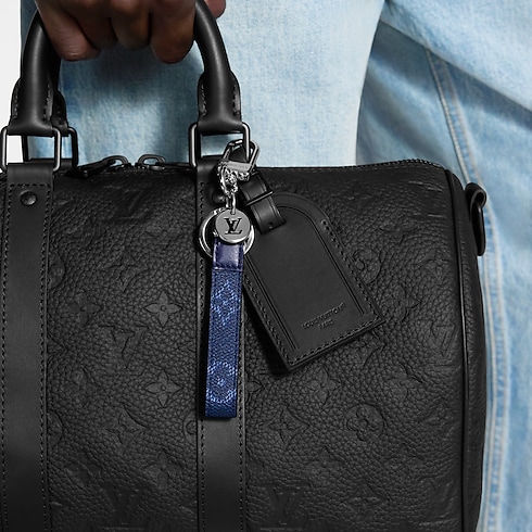 S00 Accesorios Llaveros y charms Charm para bolsa y llavero LV Slim Dragonne | Louis Vuitton ® (Ampliar producto)