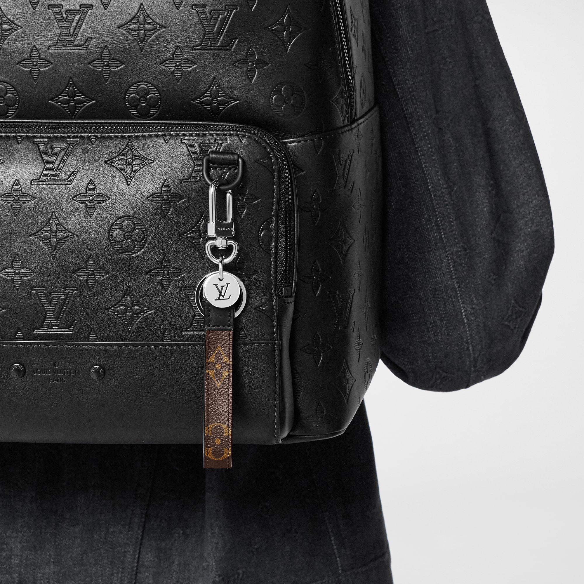 S00 Accesorios Llaveros y charms  Colgante y llavero Monogram Slim Dragonne | Louis Vuitton ® (Ampliar producto)